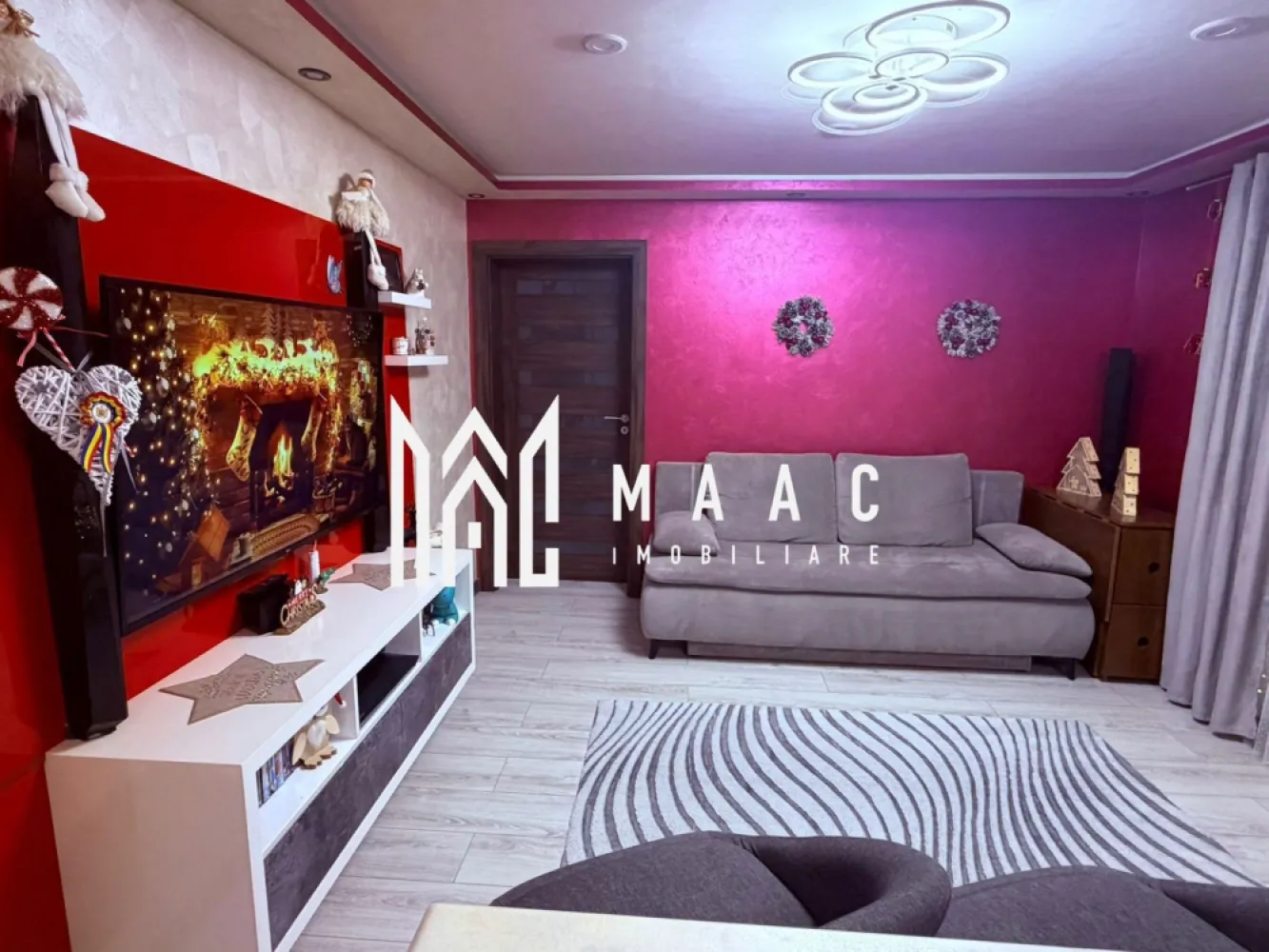 Apartament 2 camere | Balcon | Mobilat complet | M. Viteazu - MAAC Imobiliare vă prezintă un apartament cu 2 camere, situat în zona Mihai Viteazu. Caracteristici: Apartament cu 2 camere, suprafață utilă de 40 mp Balconul de aproximativ 6 mp a fost integrat în zona de bucătărie, oferind mai mult spațiu util Situat la etajul 5 al unui imobil cu 5 niveluri Compartimentare nedecomandată, cu trecere între camere Bucătărie open space Baie complet echipată cu geam de aerisire La etaj se află o cameră suplimentară, pe întreaga suprafață a apartamentului, accesibilă prin dormitor – ideală ca birou, spațiu de depozitare. Stare și dotări: Apartamentul a fost renovat complet, cu izolație, acoperiș și velux realizate în regim propriu Finisaje de calitate Se vinde mobilat și utilat conform fotografiilor Dotări: aer condiționat, sistem de alarmă, mașină de spălat rufe, mașină de spălat vase, uscător de haine, televizoare și altele Avantaje: Ideal atât pentru locuit, cât și pentru investiție (închiriere) Amplasare într-o zonă excelentă, cu acces rapid la toate serviciile La doar 2 minute se află Școala nr. 6 și două dintre cele mai apreciate instituții de învățământ din zonă În apropiere se regăsesc locuri de joacă, farmacii, magazine și multe alte facilități. Pentru mai multe detalii precizati telefonic ca ati vazut anuntul cu ID: CP2852721 }}