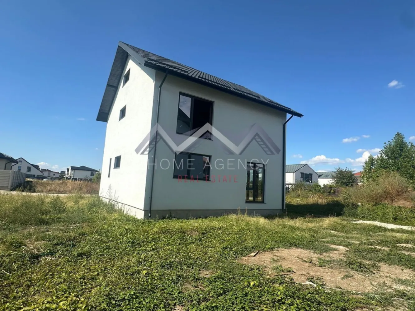 Casă individuală modernă în Otopeni – 190 mp construiți + mansardă locuibilă - Îți propunem, spre vânzare, o casă individuală de 190 mp, proiectată inteligent pentru confort și funcționalitate, amplasată într-un cartier liniștit din Otopeni, cu acces rapid către Nordul Capitalei. Locuința este desfășurată pe parter, etaj și beneficiază de o mansardă complet funcțională de 50 mp, unde se poate sta în picioare. Mansarda dispune de baie proprie și spații generoase de depozitare mascate, fiind ideală pentru birou, dormitor suplimentar, zonă de relaxare sau hobby room. Un avantaj important este faptul că viitorul proprietar își poate alege finisajele, în funcție de preferințe, beneficiind de buget alocat de dezvoltator, astfel încât casa să fie personalizată exact pe stilul dorit. Compartimentare practică și bine gândită: Parter: - Living generos de 34,35 mp, cu zonă de dining și acces direct către grădină - Bucătărie retrasă, ce poate fi închisă, de 13,80 mp, cu cămară - WC de serviciu - Cameră tehnică și spații de depozitare Etaj: - 3 dormitoare - Dormitor matrimonial cu dressing, baie proprie și balcon - Baie pe hol Mansardă: - Spațiu deschis de 50 mp, complet locuibil - Spații mari de depozitare Detalii care fac diferența: - Încălzire prin pardoseală - Ferestre mari pentru lumină naturală - Pod izolat cu spumă poliuretanică - Terasă elegantă cu deck din lemn - Curte spațioasă cu două locuri de parcare Construcția este realizată cu materiale premium, respectând cele mai noi standarde de calitate, durabilitate și eficiență energetică. O locuință ideală pentru cei care își doresc spațiu, liniște și posibilitatea de personalizare. 📞 Sună acum pentru detalii și programarea unei vizionări! }}