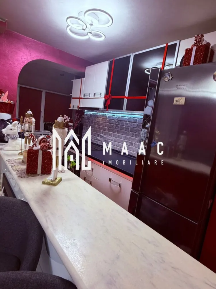 Apartament 2 camere | Balcon | Mobilat complet | M. Viteazu - MAAC Imobiliare vă prezintă un apartament cu 2 camere, situat în zona Mihai Viteazu. Caracteristici: Apartament cu 2 camere, suprafață utilă de 40 mp Balconul de aproximativ 6 mp a fost integrat în zona de bucătărie, oferind mai mult spațiu util Situat la etajul 5 al unui imobil cu 5 niveluri Compartimentare nedecomandată, cu trecere între camere Bucătărie open space Baie complet echipată cu geam de aerisire La etaj se află o cameră suplimentară, pe întreaga suprafață a apartamentului, accesibilă prin dormitor – ideală ca birou, spațiu de depozitare. Stare și dotări: Apartamentul a fost renovat complet, cu izolație, acoperiș și velux realizate în regim propriu Finisaje de calitate Se vinde mobilat și utilat conform fotografiilor Dotări: aer condiționat, sistem de alarmă, mașină de spălat rufe, mașină de spălat vase, uscător de haine, televizoare și altele Avantaje: Ideal atât pentru locuit, cât și pentru investiție (închiriere) Amplasare într-o zonă excelentă, cu acces rapid la toate serviciile La doar 2 minute se află Școala nr. 6 și două dintre cele mai apreciate instituții de învățământ din zonă În apropiere se regăsesc locuri de joacă, farmacii, magazine și multe alte facilități. Pentru mai multe detalii precizati telefonic ca ati vazut anuntul cu ID: CP2852721 }}