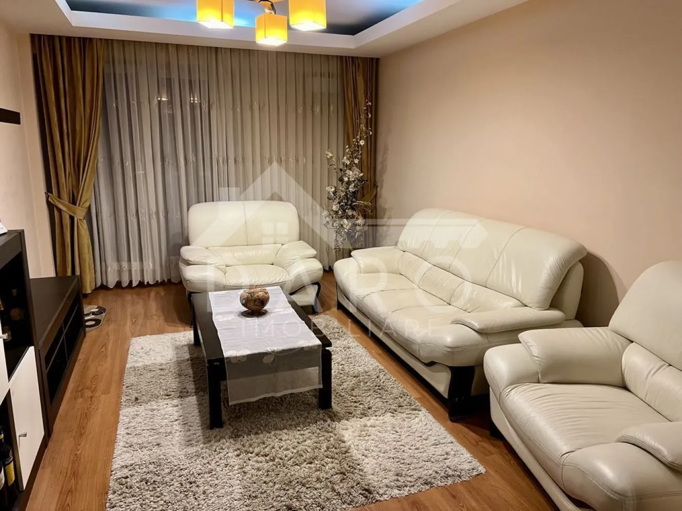 🏡 Apartament 3 camere | mobilat & utilat | Cartierul Tudor - 🏡 Apartament 3 camere de vânzare | 67 mp | Între Fortuna și Corina Se vinde apartament cu 3 camere, mobilat și utilat complet, situat într-o zonă excelentă, aproape de toate facilitățile: școală, grădiniță, magazine și transport în comun. Detalii: Suprafață: 67 mp Bloc izolat, lift nou Centrală termică proprie, aer condiționat Ușă metalică, geamuri termopan Bucătărie spațioasă cu loc de luat masa (frigider, aragaz, hotă, cuptor) Dormitor matrimonial cu dressing Dormitor copii cu pat supraetajat și birou Baie cu cadă Balcon închis cu termopan Loc de parcare acoperit 📍 Ideal pentru familie sau investiție. 📞 Pentru detalii și vizionare, sunați }}