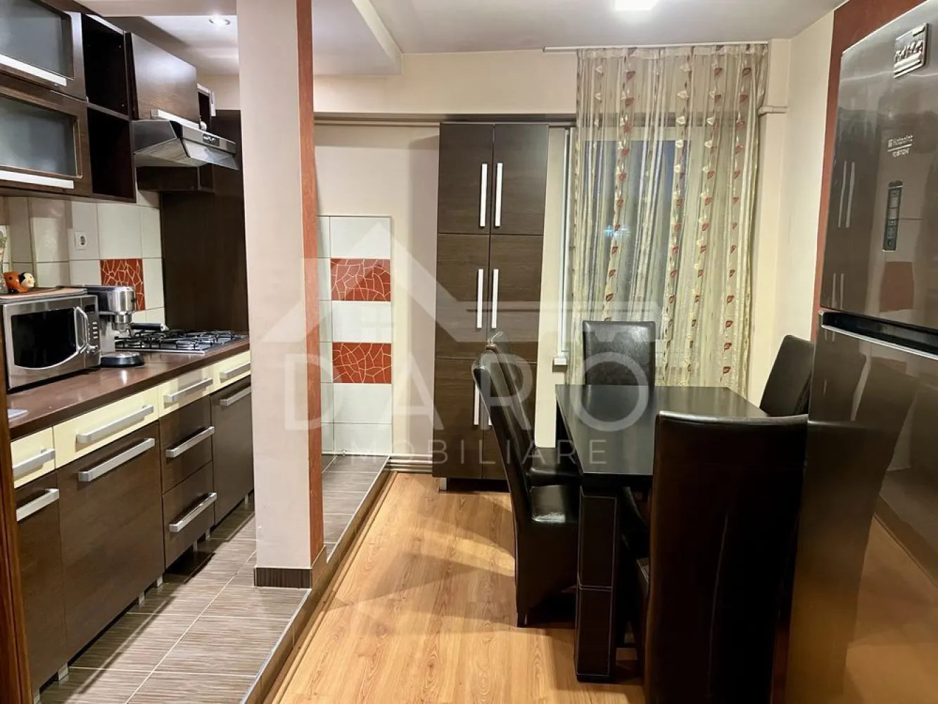 🏡 Apartament 3 camere | mobilat & utilat | Cartierul Tudor - 🏡 Apartament 3 camere de vânzare | 67 mp | Între Fortuna și Corina Se vinde apartament cu 3 camere, mobilat și utilat complet, situat într-o zonă excelentă, aproape de toate facilitățile: școală, grădiniță, magazine și transport în comun. Detalii: Suprafață: 67 mp Bloc izolat, lift nou Centrală termică proprie, aer condiționat Ușă metalică, geamuri termopan Bucătărie spațioasă cu loc de luat masa (frigider, aragaz, hotă, cuptor) Dormitor matrimonial cu dressing Dormitor copii cu pat supraetajat și birou Baie cu cadă Balcon închis cu termopan Loc de parcare acoperit 📍 Ideal pentru familie sau investiție. 📞 Pentru detalii și vizionare, sunați }}
