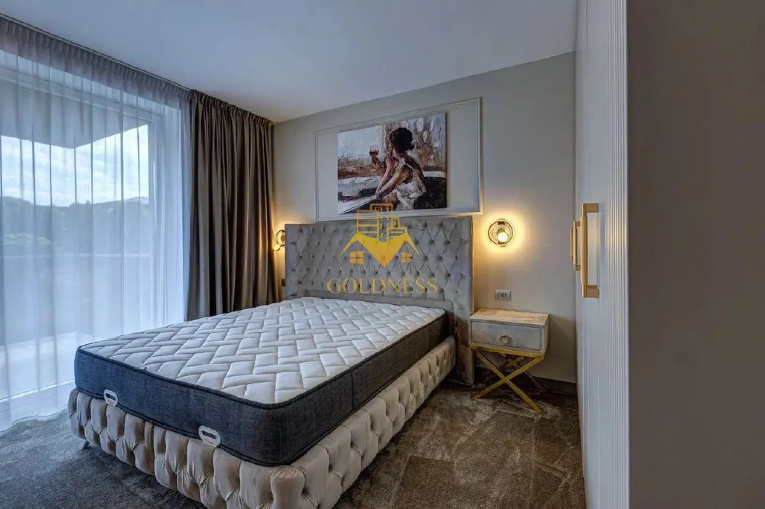 4 camere, ultrafinisat, garaj, bloc nou, Buna Ziua, 115 mp LOFT LUXURY - Goldness Imobiliare propune spre închiriere un apartament de lux situat în ansamblul rezidențial LOFT Luxury Residence, pe strada Buna Ziua 74D, Cluj-Napoca. Proprietatea se află la etajul 1 dintr-un imobil cu 3 etaje și beneficiază de finisaje și dotări premium, într-unul dintre cele mai exclusiviste complexe din oraș.

Detalii apartament:
 • Suprafață utilă: 115 mp
 • Terase: 3 terase generoase însumând aproximativ 50 mp
 • Compartimentare: living și dining open space, bucătărie, 3 dormitoare, 3 băi, 3 holuri, 4 spații de depozitare (dressinguri)
 • Mobilat și utilat complet, cu mobilier și finisaje luxury
 • Bucătărie complet echipată cu electrocasnice AEG
 • Izolație fonică superioară, 3 tipuri de încălzire, aer condiționat în fiecare cameră
 • Apartamentul este nou, orientat către grădina interioară
 • Include un loc de parcare în garaj

Facilități ale complexului LOFT Luxury Community:
 • Pază permanentă
 • Preluarea coletelor de către personalul de pază
 • Acces exclusiv pentru rezidenți și invitații acestora
 • Locuri de parcare pentru vizitatori
 • Grădină cu zonă de barbeque
 • Loc de joacă pentru copii
 • Personal de curățenie pentru spațiile comune
 • Întreținere permanentă a spațiilor verzi și a plantelor

Condiții de închiriere:
 • Comision agenție: 50% din valoarea unei chirii lunare pentru intermediere
 • Disponibil imediat

Pentru mai multe detalii și programarea unei vizionări, te invităm să ne contactezi.
Goldness Imobiliare – Profesioniștii în proprietăți premium.