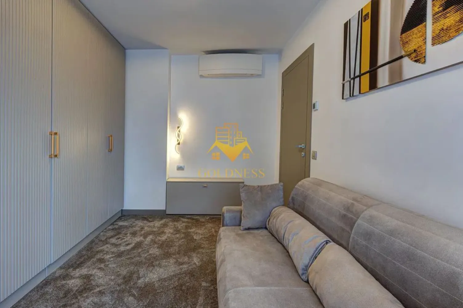 4 camere, ultrafinisat, garaj, bloc nou, Buna Ziua, 115 mp LOFT LUXURY - Goldness Imobiliare propune spre închiriere un apartament de lux situat în ansamblul rezidențial LOFT Luxury Residence, pe strada Buna Ziua 74D, Cluj-Napoca. Proprietatea se află la etajul 1 dintr-un imobil cu 3 etaje și beneficiază de finisaje și dotări premium, într-unul dintre cele mai exclusiviste complexe din oraș.

Detalii apartament:
 • Suprafață utilă: 115 mp
 • Terase: 3 terase generoase însumând aproximativ 50 mp
 • Compartimentare: living și dining open space, bucătărie, 3 dormitoare, 3 băi, 3 holuri, 4 spații de depozitare (dressinguri)
 • Mobilat și utilat complet, cu mobilier și finisaje luxury
 • Bucătărie complet echipată cu electrocasnice AEG
 • Izolație fonică superioară, 3 tipuri de încălzire, aer condiționat în fiecare cameră
 • Apartamentul este nou, orientat către grădina interioară
 • Include un loc de parcare în garaj

Facilități ale complexului LOFT Luxury Community:
 • Pază permanentă
 • Preluarea coletelor de către personalul de pază
 • Acces exclusiv pentru rezidenți și invitații acestora
 • Locuri de parcare pentru vizitatori
 • Grădină cu zonă de barbeque
 • Loc de joacă pentru copii
 • Personal de curățenie pentru spațiile comune
 • Întreținere permanentă a spațiilor verzi și a plantelor

Condiții de închiriere:
 • Comision agenție: 50% din valoarea unei chirii lunare pentru intermediere
 • Disponibil imediat

Pentru mai multe detalii și programarea unei vizionări, te invităm să ne contactezi.
Goldness Imobiliare – Profesioniștii în proprietăți premium.