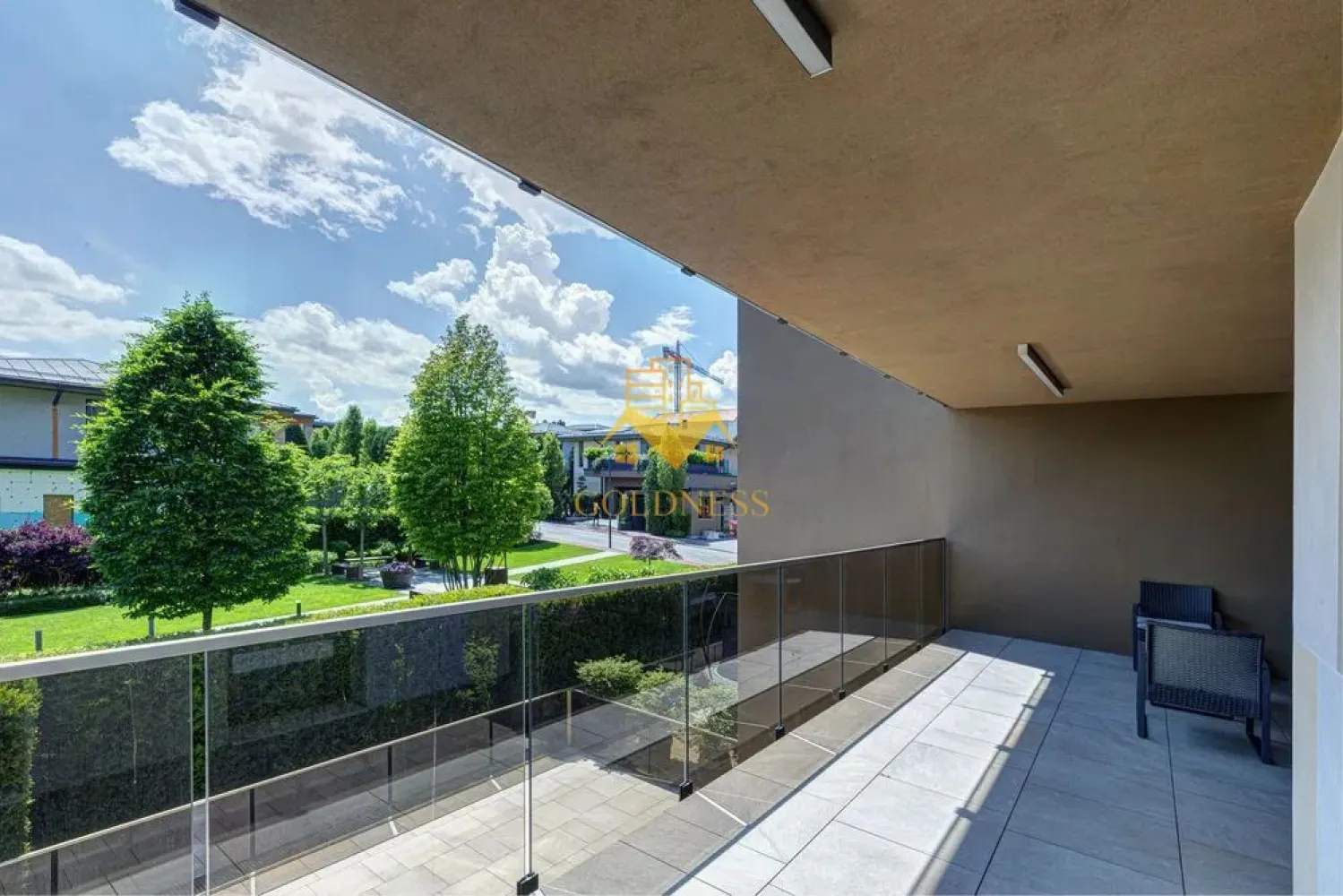 4 camere, ultrafinisat, garaj, bloc nou, Buna Ziua, 115 mp LOFT LUXURY - Goldness Imobiliare propune spre închiriere un apartament de lux situat în ansamblul rezidențial LOFT Luxury Residence, pe strada Buna Ziua 74D, Cluj-Napoca. Proprietatea se află la etajul 1 dintr-un imobil cu 3 etaje și beneficiază de finisaje și dotări premium, într-unul dintre cele mai exclusiviste complexe din oraș.

Detalii apartament:
 • Suprafață utilă: 115 mp
 • Terase: 3 terase generoase însumând aproximativ 50 mp
 • Compartimentare: living și dining open space, bucătărie, 3 dormitoare, 3 băi, 3 holuri, 4 spații de depozitare (dressinguri)
 • Mobilat și utilat complet, cu mobilier și finisaje luxury
 • Bucătărie complet echipată cu electrocasnice AEG
 • Izolație fonică superioară, 3 tipuri de încălzire, aer condiționat în fiecare cameră
 • Apartamentul este nou, orientat către grădina interioară
 • Include un loc de parcare în garaj

Facilități ale complexului LOFT Luxury Community:
 • Pază permanentă
 • Preluarea coletelor de către personalul de pază
 • Acces exclusiv pentru rezidenți și invitații acestora
 • Locuri de parcare pentru vizitatori
 • Grădină cu zonă de barbeque
 • Loc de joacă pentru copii
 • Personal de curățenie pentru spațiile comune
 • Întreținere permanentă a spațiilor verzi și a plantelor

Condiții de închiriere:
 • Comision agenție: 50% din valoarea unei chirii lunare pentru intermediere
 • Disponibil imediat

Pentru mai multe detalii și programarea unei vizionări, te invităm să ne contactezi.
Goldness Imobiliare – Profesioniștii în proprietăți premium.