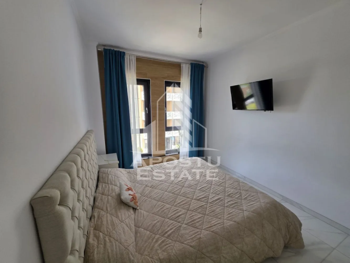 Apartament cu 3 camere, 2 locuri de parcare, la Future Residence,Giroc - Agentia Imobiliara APOSTU ESTATE va ofera spre inchiriere un apartament modern cu 2 camere, situat in Future Residence.

Acest apartament, cu o suprafata utila de 58 mp, este compartimentat astfel:

* Living open-space cu bucataria, complet mobilata si utilata;
* Dormitor matrimonial;
* Birou, ce poate fi utilizat si ca al doilea dormitor;
* Hol de acces;
* Baie complet utilata.

Apartamentul este situat la etajul 2, beneficiaza de orientare sudica, oferind lumina naturala pe tot parcursul zilei, si se inchiriaza complet mobilat si utilat, fiind pregatit pentru mutare imediata. Sunt incluse toate electrocasnicele necesare unui confort sporit.

Un avantaj deosebit al proprietatii il reprezinta cele 2 locuri de parcare incluse in pret:

* un loc de parcare subteran;
* un loc de parcare exterior.

Va invitam cu drag sa programati o vizionare!
ID Intern: CP3195788!