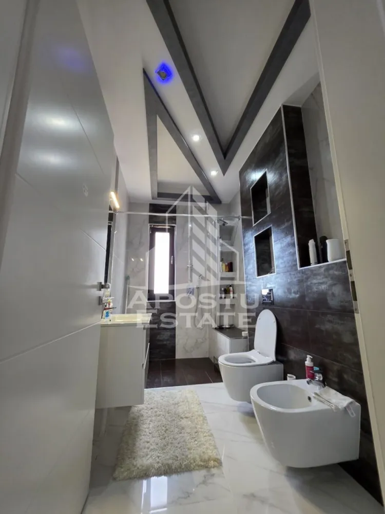Apartament cu 3 camere, 2 locuri de parcare, la Future Residence,Giroc - Agentia Imobiliara APOSTU ESTATE va ofera spre inchiriere un apartament modern cu 2 camere, situat in Future Residence.

Acest apartament, cu o suprafata utila de 58 mp, este compartimentat astfel:

* Living open-space cu bucataria, complet mobilata si utilata;
* Dormitor matrimonial;
* Birou, ce poate fi utilizat si ca al doilea dormitor;
* Hol de acces;
* Baie complet utilata.

Apartamentul este situat la etajul 2, beneficiaza de orientare sudica, oferind lumina naturala pe tot parcursul zilei, si se inchiriaza complet mobilat si utilat, fiind pregatit pentru mutare imediata. Sunt incluse toate electrocasnicele necesare unui confort sporit.

Un avantaj deosebit al proprietatii il reprezinta cele 2 locuri de parcare incluse in pret:

* un loc de parcare subteran;
* un loc de parcare exterior.

Va invitam cu drag sa programati o vizionare!
ID Intern: CP3195788!