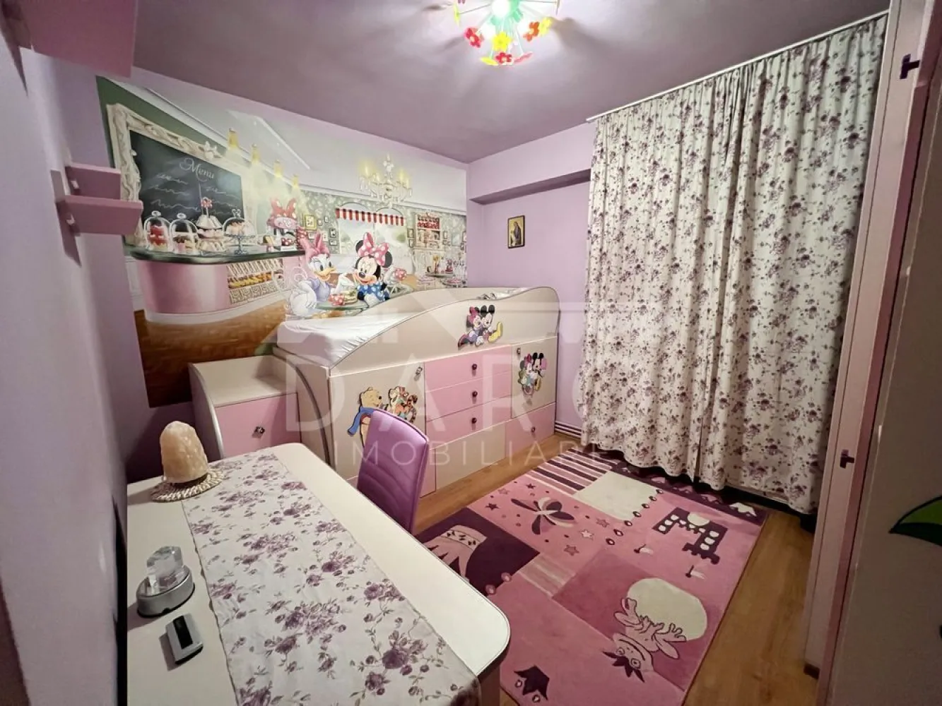 🏡 Apartament 3 camere | mobilat & utilat | Cartierul Tudor - 🏡 Apartament 3 camere de vânzare | 67 mp | Între Fortuna și Corina Se vinde apartament cu 3 camere, mobilat și utilat complet, situat într-o zonă excelentă, aproape de toate facilitățile: școală, grădiniță, magazine și transport în comun. Detalii: Suprafață: 67 mp Bloc izolat, lift nou Centrală termică proprie, aer condiționat Ușă metalică, geamuri termopan Bucătărie spațioasă cu loc de luat masa (frigider, aragaz, hotă, cuptor) Dormitor matrimonial cu dressing Dormitor copii cu pat supraetajat și birou Baie cu cadă Balcon închis cu termopan Loc de parcare acoperit 📍 Ideal pentru familie sau investiție. 📞 Pentru detalii și vizionare, sunați }}