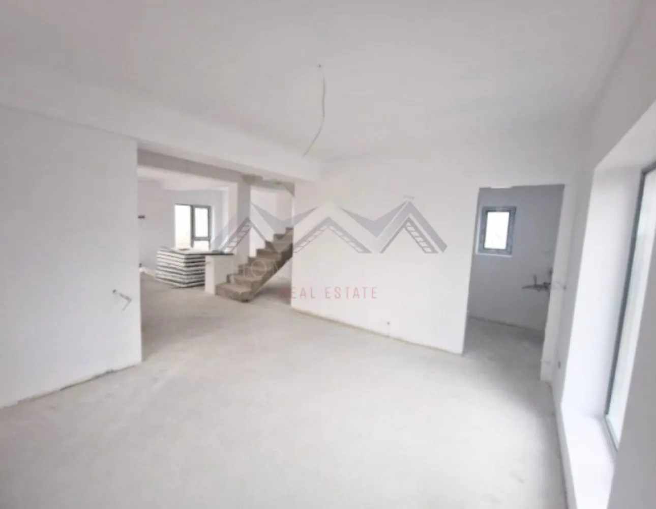 Casă individuală P+1+M în Otopeni – confort și compartimentare excelentă - Dacă îți dorești o locuință modernă, bine construită și situată într-o zonă liniștită, această casă individuală din Otopeni este o alegere care merită văzută. Proprietatea este amplasată într-un cartier rezidențial, ideal pentru familii, cu acces rapid către principalele puncte de interes din Nordul Capitalei. Oferă un echilibru foarte bun între intimitate, funcționalitate și confort. Casa are o suprafață construită de 190 mp, este dispusă pe parter și etaj și beneficiază de o mansardă complet funcțională de 50 mp, unde se poate sta în picioare pe toată suprafața utilă. Mansarda dispune de baie proprie și de două spații foarte mari de depozitare, inteligent mascate, ceea ce o face ideală pentru amenajarea unui birou, dormitor suplimentar, zonă de relaxare sau hobby room. Un mare avantaj al acestei proprietăți este faptul că viitorul proprietar își poate alege finisajele, în funcție de propriile preferințe. Dezvoltatorul oferă buget dedicat pentru finisaje, astfel încât locuința să fie personalizată exact așa cum îți dorești. Terenul este compact și eficient, ușor de întreținut, iar curtea permite amenajarea unui spațiu de relaxare sau joacă. Terasa cu deck din lemn completează perfect zona exterioară. În curte sunt disponibile două locuri de parcare. Locuința se remarcă prin luminozitate naturală foarte bună, ferestre mari și o construcție realizată cu materiale de calitate, respectând standardele actuale de siguranță și eficiență energetică. Încălzirea prin pardoseală asigură confort termic și costuri optimizate. Compartimentare: Parter: - Living spațios de 23 mp, cu acces direct către grădină - Bucătărie separată de 16 mp, cu cameră tehnică / cămară - Baie - Multiple spații de depozitare Etaj: - Dormitor matrimonial cu dressing, baie proprie și balcon - Două dormitoare secundare - Baie Mansardă: - Spațiu deschis de 50 mp, complet locuibil - Baie proprie - Două spații de depozitare generoase, mascate O locuință versatilă, care se adaptează ușor nevoilor unei familii moderne. 📞 Sună acum pentru detalii și programarea unei vizionări! Comision 0 }}