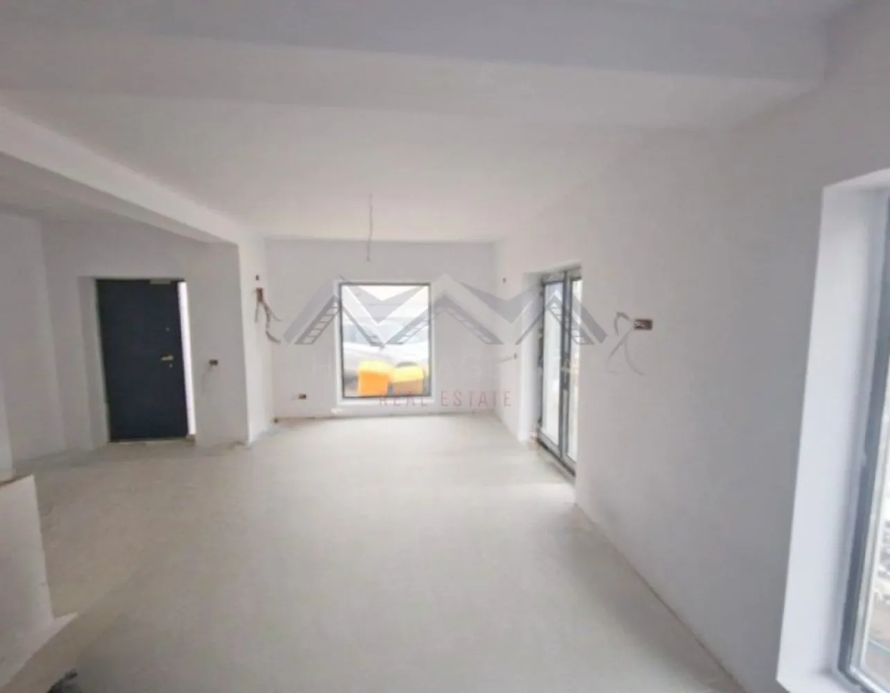 Casă individuală P+1+M în Otopeni – confort și compartimentare excelentă - Dacă îți dorești o locuință modernă, bine construită și situată într-o zonă liniștită, această casă individuală din Otopeni este o alegere care merită văzută. Proprietatea este amplasată într-un cartier rezidențial, ideal pentru familii, cu acces rapid către principalele puncte de interes din Nordul Capitalei. Oferă un echilibru foarte bun între intimitate, funcționalitate și confort. Casa are o suprafață construită de 190 mp, este dispusă pe parter și etaj și beneficiază de o mansardă complet funcțională de 50 mp, unde se poate sta în picioare pe toată suprafața utilă. Mansarda dispune de baie proprie și de două spații foarte mari de depozitare, inteligent mascate, ceea ce o face ideală pentru amenajarea unui birou, dormitor suplimentar, zonă de relaxare sau hobby room. Un mare avantaj al acestei proprietăți este faptul că viitorul proprietar își poate alege finisajele, în funcție de propriile preferințe. Dezvoltatorul oferă buget dedicat pentru finisaje, astfel încât locuința să fie personalizată exact așa cum îți dorești. Terenul este compact și eficient, ușor de întreținut, iar curtea permite amenajarea unui spațiu de relaxare sau joacă. Terasa cu deck din lemn completează perfect zona exterioară. În curte sunt disponibile două locuri de parcare. Locuința se remarcă prin luminozitate naturală foarte bună, ferestre mari și o construcție realizată cu materiale de calitate, respectând standardele actuale de siguranță și eficiență energetică. Încălzirea prin pardoseală asigură confort termic și costuri optimizate. Compartimentare: Parter: - Living spațios de 23 mp, cu acces direct către grădină - Bucătărie separată de 16 mp, cu cameră tehnică / cămară - Baie - Multiple spații de depozitare Etaj: - Dormitor matrimonial cu dressing, baie proprie și balcon - Două dormitoare secundare - Baie Mansardă: - Spațiu deschis de 50 mp, complet locuibil - Baie proprie - Două spații de depozitare generoase, mascate O locuință versatilă, care se adaptează ușor nevoilor unei familii moderne. 📞 Sună acum pentru detalii și programarea unei vizionări! Comision 0 }}