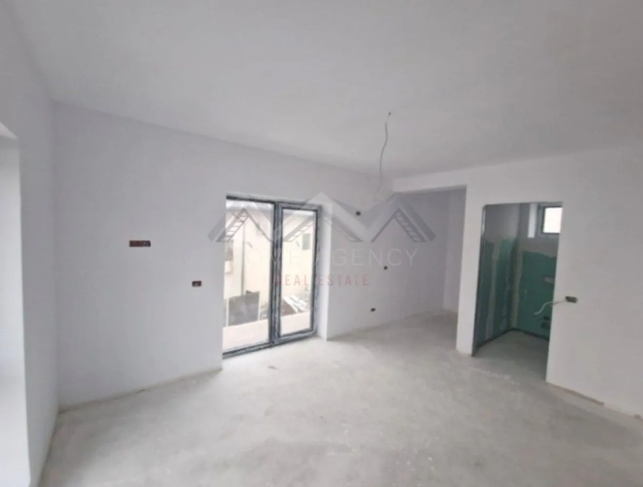 Casă individuală P+1+M în Otopeni – confort și compartimentare excelentă - Dacă îți dorești o locuință modernă, bine construită și situată într-o zonă liniștită, această casă individuală din Otopeni este o alegere care merită văzută. Proprietatea este amplasată într-un cartier rezidențial, ideal pentru familii, cu acces rapid către principalele puncte de interes din Nordul Capitalei. Oferă un echilibru foarte bun între intimitate, funcționalitate și confort. Casa are o suprafață construită de 190 mp, este dispusă pe parter și etaj și beneficiază de o mansardă complet funcțională de 50 mp, unde se poate sta în picioare pe toată suprafața utilă. Mansarda dispune de baie proprie și de două spații foarte mari de depozitare, inteligent mascate, ceea ce o face ideală pentru amenajarea unui birou, dormitor suplimentar, zonă de relaxare sau hobby room. Un mare avantaj al acestei proprietăți este faptul că viitorul proprietar își poate alege finisajele, în funcție de propriile preferințe. Dezvoltatorul oferă buget dedicat pentru finisaje, astfel încât locuința să fie personalizată exact așa cum îți dorești. Terenul este compact și eficient, ușor de întreținut, iar curtea permite amenajarea unui spațiu de relaxare sau joacă. Terasa cu deck din lemn completează perfect zona exterioară. În curte sunt disponibile două locuri de parcare. Locuința se remarcă prin luminozitate naturală foarte bună, ferestre mari și o construcție realizată cu materiale de calitate, respectând standardele actuale de siguranță și eficiență energetică. Încălzirea prin pardoseală asigură confort termic și costuri optimizate. Compartimentare: Parter: - Living spațios de 23 mp, cu acces direct către grădină - Bucătărie separată de 16 mp, cu cameră tehnică / cămară - Baie - Multiple spații de depozitare Etaj: - Dormitor matrimonial cu dressing, baie proprie și balcon - Două dormitoare secundare - Baie Mansardă: - Spațiu deschis de 50 mp, complet locuibil - Baie proprie - Două spații de depozitare generoase, mascate O locuință versatilă, care se adaptează ușor nevoilor unei familii moderne. 📞 Sună acum pentru detalii și programarea unei vizionări! Comision 0 }}