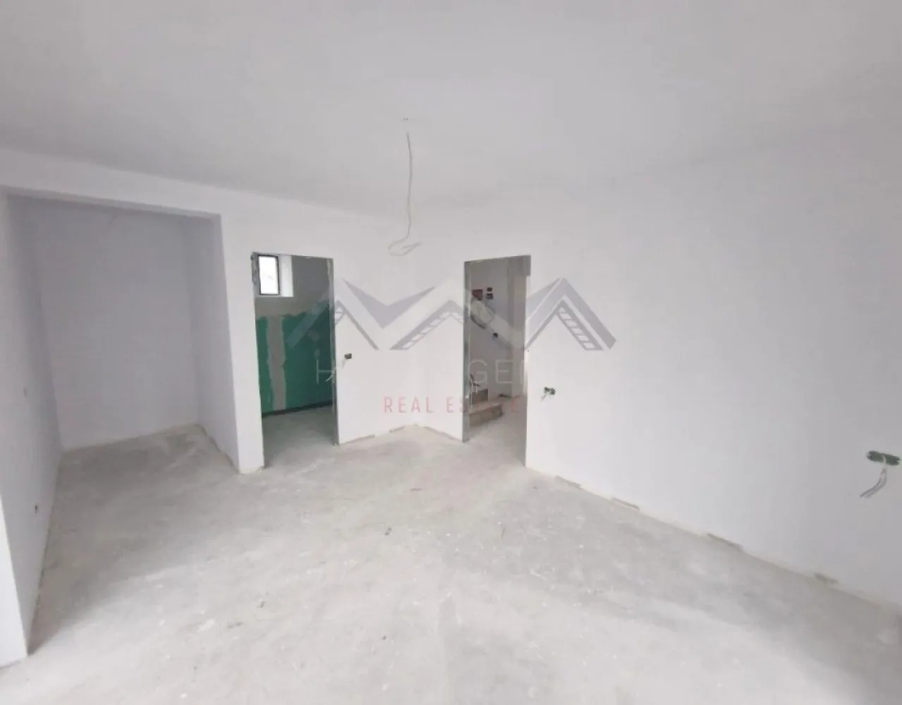 Casă individuală P+1+M în Otopeni – confort și compartimentare excelentă - Dacă îți dorești o locuință modernă, bine construită și situată într-o zonă liniștită, această casă individuală din Otopeni este o alegere care merită văzută. Proprietatea este amplasată într-un cartier rezidențial, ideal pentru familii, cu acces rapid către principalele puncte de interes din Nordul Capitalei. Oferă un echilibru foarte bun între intimitate, funcționalitate și confort. Casa are o suprafață construită de 190 mp, este dispusă pe parter și etaj și beneficiază de o mansardă complet funcțională de 50 mp, unde se poate sta în picioare pe toată suprafața utilă. Mansarda dispune de baie proprie și de două spații foarte mari de depozitare, inteligent mascate, ceea ce o face ideală pentru amenajarea unui birou, dormitor suplimentar, zonă de relaxare sau hobby room. Un mare avantaj al acestei proprietăți este faptul că viitorul proprietar își poate alege finisajele, în funcție de propriile preferințe. Dezvoltatorul oferă buget dedicat pentru finisaje, astfel încât locuința să fie personalizată exact așa cum îți dorești. Terenul este compact și eficient, ușor de întreținut, iar curtea permite amenajarea unui spațiu de relaxare sau joacă. Terasa cu deck din lemn completează perfect zona exterioară. În curte sunt disponibile două locuri de parcare. Locuința se remarcă prin luminozitate naturală foarte bună, ferestre mari și o construcție realizată cu materiale de calitate, respectând standardele actuale de siguranță și eficiență energetică. Încălzirea prin pardoseală asigură confort termic și costuri optimizate. Compartimentare: Parter: - Living spațios de 23 mp, cu acces direct către grădină - Bucătărie separată de 16 mp, cu cameră tehnică / cămară - Baie - Multiple spații de depozitare Etaj: - Dormitor matrimonial cu dressing, baie proprie și balcon - Două dormitoare secundare - Baie Mansardă: - Spațiu deschis de 50 mp, complet locuibil - Baie proprie - Două spații de depozitare generoase, mascate O locuință versatilă, care se adaptează ușor nevoilor unei familii moderne. 📞 Sună acum pentru detalii și programarea unei vizionări! Comision 0 }}