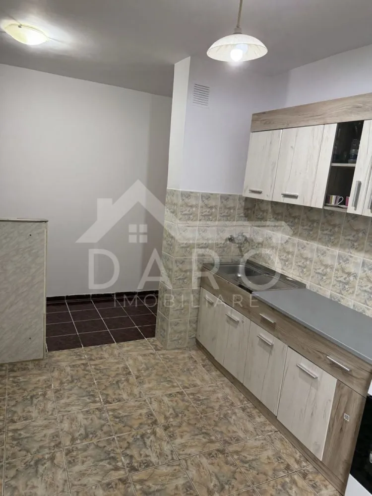 Apartament cu 2 camere bulevardul Pandurilor zona E-ON - 🏠 De vânzare apartament cu 2 camere – Bulevardul Pandurilor, zona E-ON, Târgu Mureș Apartament confort I, situat la etajul 2/4, într-o zonă liniștită și bine poziționată. 📐 Compartimentare: bucătărie, living, dormitor, cămară, baie și balcon de 4 mp. ✨ Detalii și dotări: ✅ Apartament recent renovat ✅ Geamuri termopan, parchet laminat ✅ Centrală nouă ✅ Electrocasnice noi: aragaz, frigider, mașină de spălat 📍 Locație excelentă – aproape de școală, stație de autobuz și magazine 💰 Preț: 110.000 € 📞 Pentru detalii și vizionări: 0749 535 729 🏡 DARO Imobiliare – partenerul tău de încredere în imobiliare! }}
