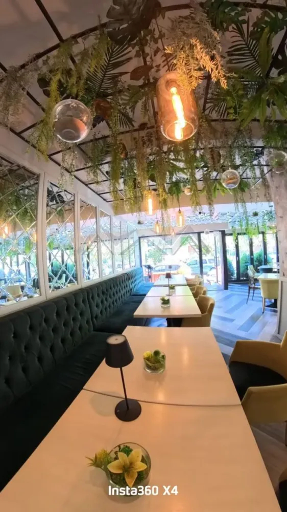 Restaurant de vânzare Otopeni ultracentral | afacere profitabilă - Oportunitate excelentă de investiție! Vă propunem, în exclusivitate, spre vânzare, un restaurant complet mobilat și utilat, cu o reputație solidă și o activitate profitabilă, situat ultracentral în Otopeni, chiar lângă parcul central și liceul "Ioan Petruș", într-o zonă cu vad comercial intens. Afacerea funcționează cu succes de 13 ani, având o clientelă fidelă și comenzi zilnice constante prin parteneriate cu Glovo, Tazz, Bolt Food, dar și prin platforma proprie de food delivery, prin aplicația mobilă și site. Se vinde împreună cu branding, pagini de Facebook și Instagram, flota proprie de 4 autoturisme de livrare și toate drepturile aferente. Restaurantul dispune de o terasă (24 locuri) și un salon interior (55 locuri), recent renovate într-un concept modern, elegant și primitor – perfect pentru mese à la carte, evenimente private, petreceri corporate, nunți, botezuri, aniversări sau spectacole live. Suprafață și facilități: - Locație ultracentrală, cu vad excelent și chirie avantajoasă - chiar lângă parcul de la Primărie, școală, liceu - Bucătărie complet utilată profesional, dotată cu: frigidere, congelator, lăzi frigorifice, cuptor, mese calde/reci, mașină de gheață, friteuze, aragaz, grill etc. - Salon și bar complet echipate: mobilier modern, mese, scaune, vitrine, sistem POS, casă de marcat, sistem de supraveghere video. - Echipamente și dotări preluate integral la vânzare, gata de folosință. - Spațiu de depozitare la demisol. Resurse umane și funcționare: - Echipă formată din 9 angajați cu experiență - Afacere funcțională și profitabilă, cu flux operațional stabil - Fără credite sau leasing-uri active Motivul vânzării: proprietarii își doresc mai mult timp dedicat familiei, după 13 ani de activitate continuă. Aceasta este o ocazie rară de preluare a unei afaceri solide, cu brand format și potențial ridicat de creștere constantă, atât pe zona de evenimente, cât și pe livrare, într-o locație ultracentrală din Otopeni. Afacere 100% funcțională, preluare imediată. Comision 0. Pentru detalii suplimentare și vizionări, vă stăm la dispoziție. }}
