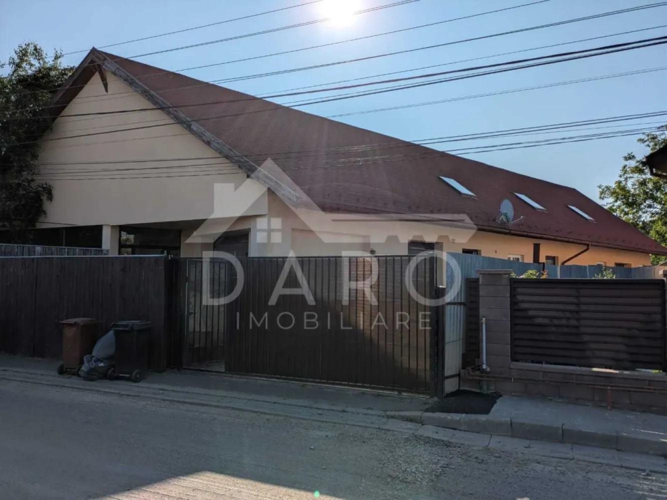 Locul unde casa ta și visul tău de afacere pot prinde viață împreună! - 🏡 DE VÂNZARE / DE ÎNCHIRIAT – Clădire multifuncțională în Târgu Mureș, Strada Nordului (zona 7 Noiembrie / 22 Decembrie 1989, vis-à-vis de Lidl) Ai nevoie de un spațiu generos, ușor accesibil, care să îți ofere libertate și posibilități multiple? Această proprietate este exact acel loc în care poți locui, lucra sau dezvolta o afacere, fără compromisuri. 📐 Detalii tehnice: • Suprafață construită la sol: 277 mp • Suprafață parter: 242 mp • Teren aferent: 1.255 mp • Deschidere la stradă: 18 m 🌿 Situată într-o zonă liniștită, dar foarte aproape de tot ce contează – Spitalul Județean, UMFST, școli, magazine și spații verzi – proprietatea îmbină confortul unei locuințe cu funcționalitatea unui spațiu de activitate. 🏠 Poate fi folosită pentru: ✔️ Locuință de familie ✔️ Birouri ✔️ Depozit / microproducție ✔️ Servicii (curierat, ateliere, logistică etc.) 🚗 Curtea interioară betonată permite parcare confortabilă pentru mai multe mașini. 🔌 Toate utilitățile sunt pregătite: curent trifazic, apă, canalizare, gaz, centrală termică. 🏁 Disponibilă imediat. 💶 Preț de vânzare: negociabil 💰 Chirie: 1.200 €/lună (contract minim 1 an) 📞 Pentru detalii și vizionări, te așteptăm cu drag: 👉 Daro Imobiliare – 0749 535 729 }}