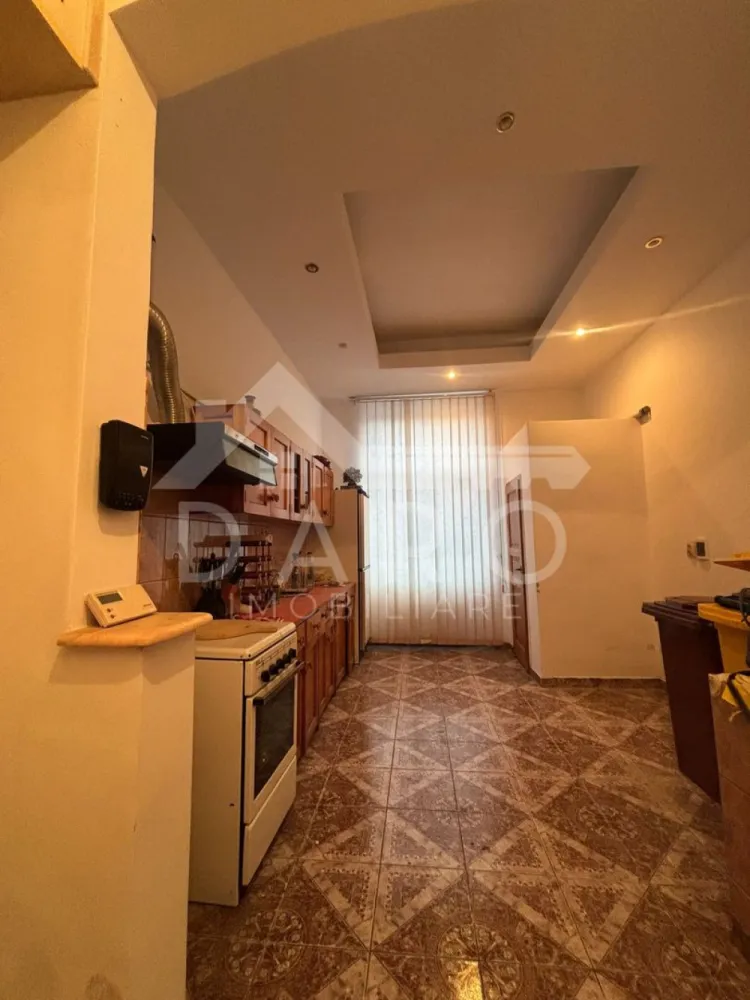 🌿 Casă primitoare, aproape de centru – Str. Spitalul Vechi - 🏡 Casă cu suflet, de vânzare – Strada Spitalul Vechi nr. 2, Târgu Mureș Unele case nu sunt doar ziduri și acoperiș… sunt locuri care au adăpostit râsete, miros de cafea dimineața și povești de familie. Așa este și această casă. Caldă, primitoare, simplă, dar plină de potențial. 💫 Situată pe strada Spitalul Vechi nr. 2, într-o zonă liniștită și aproape de toate punctele importante din oraș, te așteaptă să-i scrii un nou capitol. 📐 Detalii: Suprafață teren: 147 mp 3 camere luminoase Curte comună, cu vecini liniștiți Locuință potrivită pentru o familie mică sau pentru cineva care caută un colț liniștit, dar aproape de oraș 💰 Preț: 135.000 € (negociabil) 📞 Pentru mai multe detalii sau o vizionare: 0749 535 729 💛 O casă cu suflet, pentru oameni care știu să-l simtă. }}