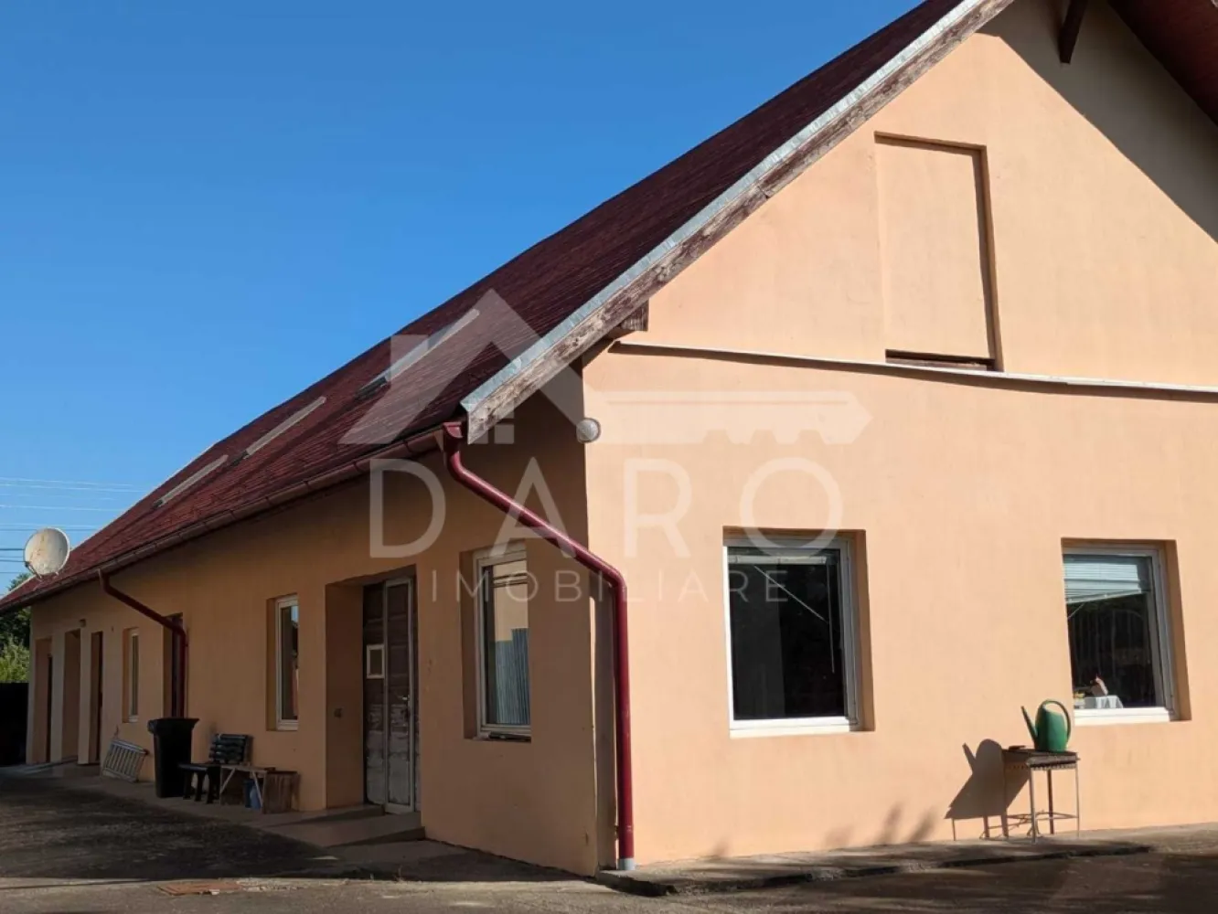 Locul unde casa ta și visul tău de afacere pot prinde viață împreună! - 🏡 DE VÂNZARE / DE ÎNCHIRIAT – Clădire multifuncțională în Târgu Mureș, Strada Nordului (zona 7 Noiembrie / 22 Decembrie 1989, vis-à-vis de Lidl) Ai nevoie de un spațiu generos, ușor accesibil, care să îți ofere libertate și posibilități multiple? Această proprietate este exact acel loc în care poți locui, lucra sau dezvolta o afacere, fără compromisuri. 📐 Detalii tehnice: • Suprafață construită la sol: 277 mp • Suprafață parter: 242 mp • Teren aferent: 1.255 mp • Deschidere la stradă: 18 m 🌿 Situată într-o zonă liniștită, dar foarte aproape de tot ce contează – Spitalul Județean, UMFST, școli, magazine și spații verzi – proprietatea îmbină confortul unei locuințe cu funcționalitatea unui spațiu de activitate. 🏠 Poate fi folosită pentru: ✔️ Locuință de familie ✔️ Birouri ✔️ Depozit / microproducție ✔️ Servicii (curierat, ateliere, logistică etc.) 🚗 Curtea interioară betonată permite parcare confortabilă pentru mai multe mașini. 🔌 Toate utilitățile sunt pregătite: curent trifazic, apă, canalizare, gaz, centrală termică. 🏁 Disponibilă imediat. 💶 Preț de vânzare: negociabil 💰 Chirie: 1.200 €/lună (contract minim 1 an) 📞 Pentru detalii și vizionări, te așteptăm cu drag: 👉 Daro Imobiliare – 0749 535 729 }}