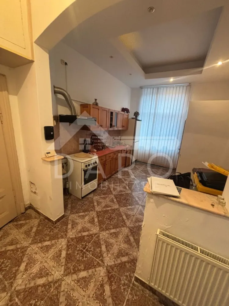 🌿 Casă primitoare, aproape de centru – Str. Spitalul Vechi - 🏡 Casă cu suflet, de vânzare – Strada Spitalul Vechi nr. 2, Târgu Mureș Unele case nu sunt doar ziduri și acoperiș… sunt locuri care au adăpostit râsete, miros de cafea dimineața și povești de familie. Așa este și această casă. Caldă, primitoare, simplă, dar plină de potențial. 💫 Situată pe strada Spitalul Vechi nr. 2, într-o zonă liniștită și aproape de toate punctele importante din oraș, te așteaptă să-i scrii un nou capitol. 📐 Detalii: Suprafață teren: 147 mp 3 camere luminoase Curte comună, cu vecini liniștiți Locuință potrivită pentru o familie mică sau pentru cineva care caută un colț liniștit, dar aproape de oraș 💰 Preț: 135.000 € (negociabil) 📞 Pentru mai multe detalii sau o vizionare: 0749 535 729 💛 O casă cu suflet, pentru oameni care știu să-l simtă. }}