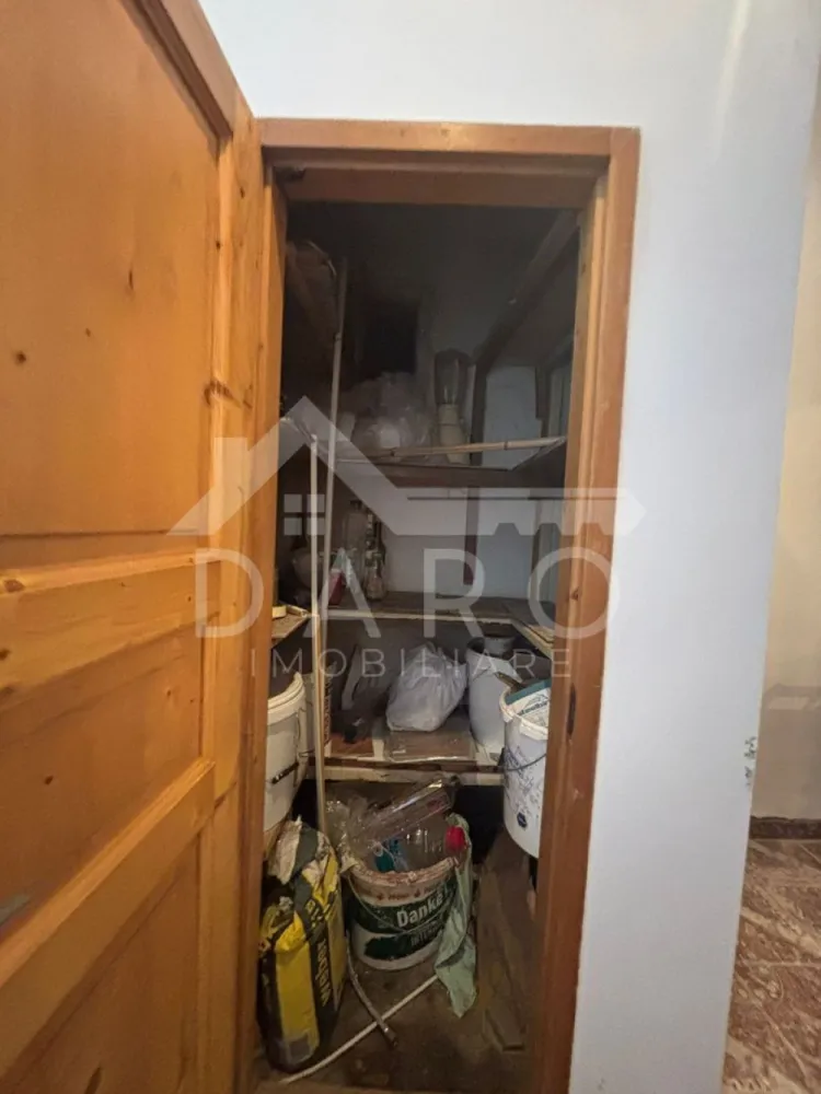 🌿 Casă primitoare, aproape de centru – Str. Spitalul Vechi - 🏡 Casă cu suflet, de vânzare – Strada Spitalul Vechi nr. 2, Târgu Mureș Unele case nu sunt doar ziduri și acoperiș… sunt locuri care au adăpostit râsete, miros de cafea dimineața și povești de familie. Așa este și această casă. Caldă, primitoare, simplă, dar plină de potențial. 💫 Situată pe strada Spitalul Vechi nr. 2, într-o zonă liniștită și aproape de toate punctele importante din oraș, te așteaptă să-i scrii un nou capitol. 📐 Detalii: Suprafață teren: 147 mp 3 camere luminoase Curte comună, cu vecini liniștiți Locuință potrivită pentru o familie mică sau pentru cineva care caută un colț liniștit, dar aproape de oraș 💰 Preț: 135.000 € (negociabil) 📞 Pentru mai multe detalii sau o vizionare: 0749 535 729 💛 O casă cu suflet, pentru oameni care știu să-l simtă. }}