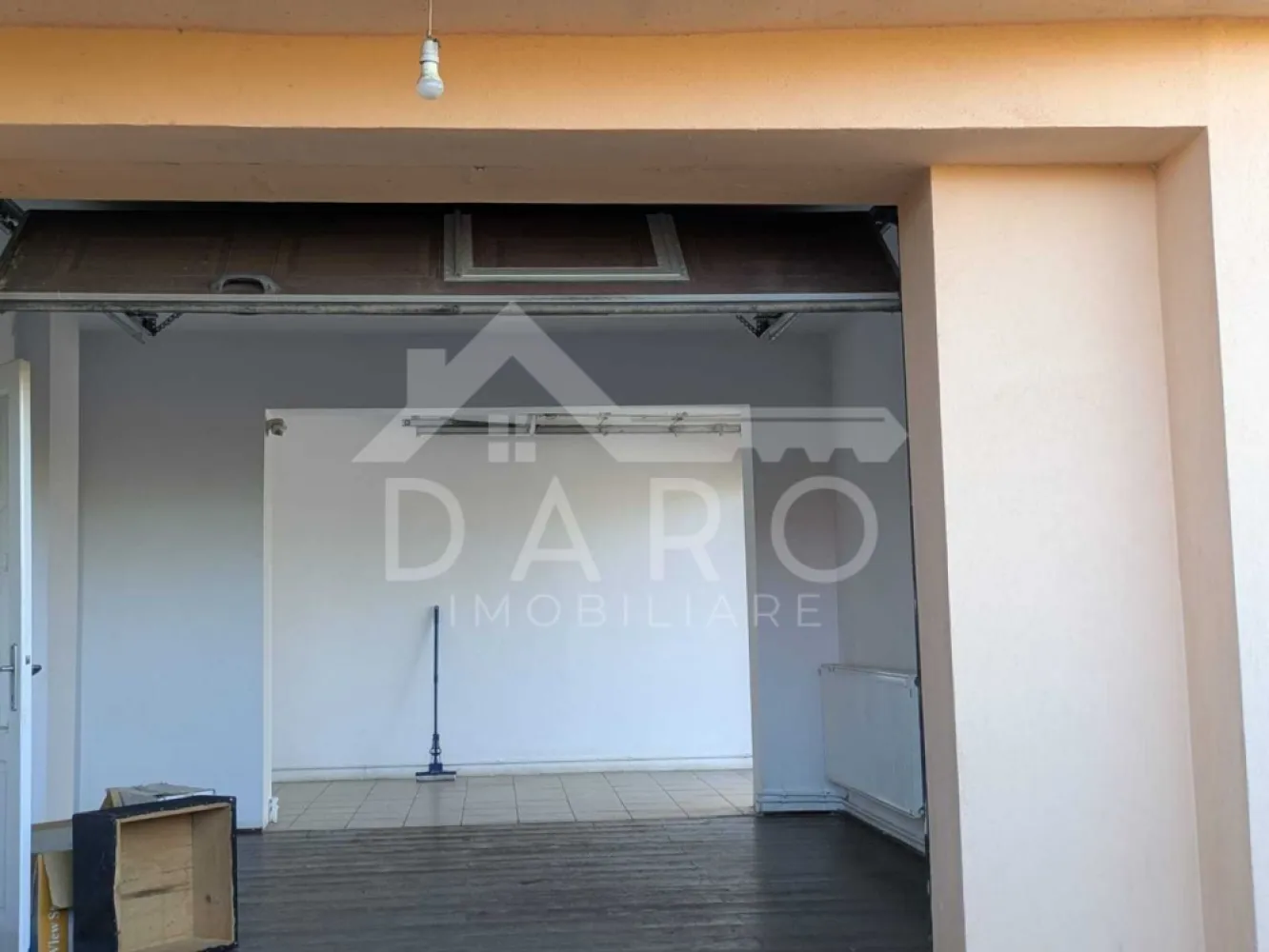 Locul unde casa ta și visul tău de afacere pot prinde viață împreună! - 🏡 DE VÂNZARE / DE ÎNCHIRIAT – Clădire multifuncțională în Târgu Mureș, Strada Nordului (zona 7 Noiembrie / 22 Decembrie 1989, vis-à-vis de Lidl) Ai nevoie de un spațiu generos, ușor accesibil, care să îți ofere libertate și posibilități multiple? Această proprietate este exact acel loc în care poți locui, lucra sau dezvolta o afacere, fără compromisuri. 📐 Detalii tehnice: • Suprafață construită la sol: 277 mp • Suprafață parter: 242 mp • Teren aferent: 1.255 mp • Deschidere la stradă: 18 m 🌿 Situată într-o zonă liniștită, dar foarte aproape de tot ce contează – Spitalul Județean, UMFST, școli, magazine și spații verzi – proprietatea îmbină confortul unei locuințe cu funcționalitatea unui spațiu de activitate. 🏠 Poate fi folosită pentru: ✔️ Locuință de familie ✔️ Birouri ✔️ Depozit / microproducție ✔️ Servicii (curierat, ateliere, logistică etc.) 🚗 Curtea interioară betonată permite parcare confortabilă pentru mai multe mașini. 🔌 Toate utilitățile sunt pregătite: curent trifazic, apă, canalizare, gaz, centrală termică. 🏁 Disponibilă imediat. 💶 Preț de vânzare: negociabil 💰 Chirie: 1.200 €/lună (contract minim 1 an) 📞 Pentru detalii și vizionări, te așteptăm cu drag: 👉 Daro Imobiliare – 0749 535 729 }}