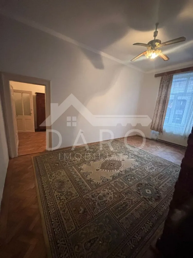 🌿 Casă primitoare, aproape de centru – Str. Spitalul Vechi - 🏡 Casă cu suflet, de vânzare – Strada Spitalul Vechi nr. 2, Târgu Mureș Unele case nu sunt doar ziduri și acoperiș… sunt locuri care au adăpostit râsete, miros de cafea dimineața și povești de familie. Așa este și această casă. Caldă, primitoare, simplă, dar plină de potențial. 💫 Situată pe strada Spitalul Vechi nr. 2, într-o zonă liniștită și aproape de toate punctele importante din oraș, te așteaptă să-i scrii un nou capitol. 📐 Detalii: Suprafață teren: 147 mp 3 camere luminoase Curte comună, cu vecini liniștiți Locuință potrivită pentru o familie mică sau pentru cineva care caută un colț liniștit, dar aproape de oraș 💰 Preț: 135.000 € (negociabil) 📞 Pentru mai multe detalii sau o vizionare: 0749 535 729 💛 O casă cu suflet, pentru oameni care știu să-l simtă. }}