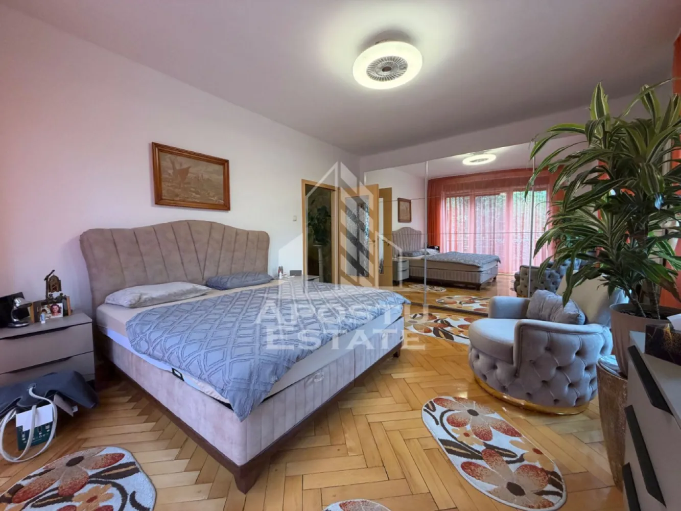 Apartament cu 2 camere, centrala proprie, et 2, in zona Medicinei - Agentia Imobiliara APOSTU ESTATE va propune spre vanzare un apartament cu 2 camere, situat in zona Facultatii de Medicina, o locatie apreciata pentru accesul facil catre punctele de interes din oras.

Apartamentul are o suprafata utila de 69 mp, este semidecomandat si dispune de o compartimentare practica, fiind ideal atat pentru locuit, cat si pentru investitie.

Compartimentare:

* Living cu acces la balcon;
* Bucatarie;
* dormitoar ;
* Baie;
* Hol;
* Balcon deschis, cu acces din dormitor.

Confortul termic este asigurat de centrala proprie, iar in bucatarie este montat aparat de aer conditionat. Apartamentul beneficiaza de izolatie interioara de 5 cm, contribuind la un consum redus de energie.

Se vinde complet mobilat, fiind pregatit pentru mutare imediata.

Alte avantaje ale proprietatii:

* Boxa;
* Spatiu de depozitare in pod;
* Balcon deschis;
* Zona linistita, cu acces facil catre universitati, mijloace de transport, magazine si alte puncte de interes.

Va invitam cu drag la o vizionare pentru a descoperi toate avantajele acestei proprietati!
ID Intern : CP3195794!