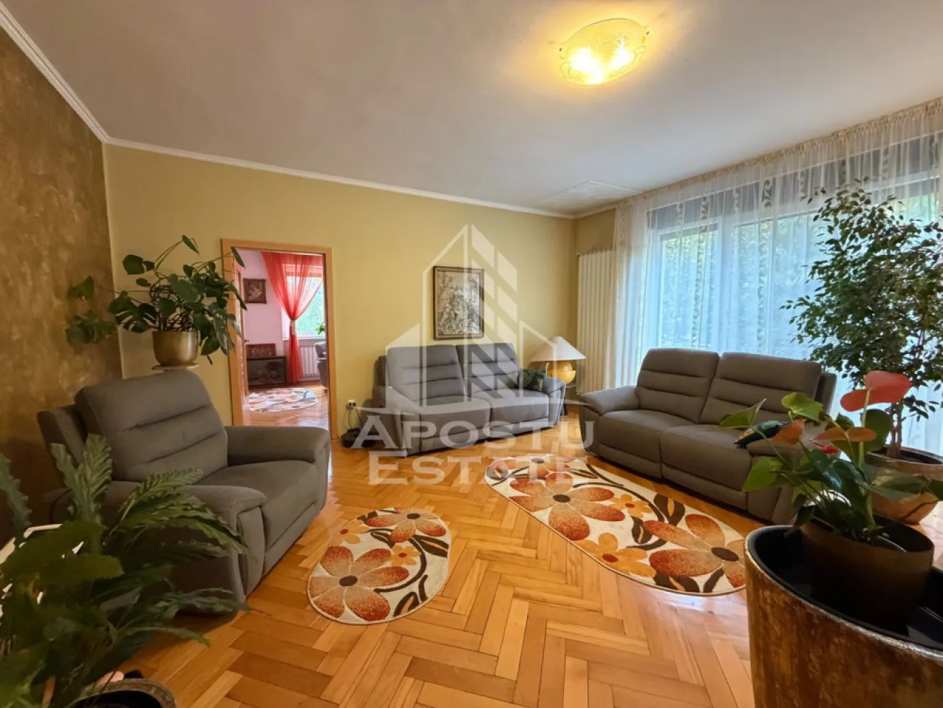 Apartament cu 2 camere, centrala proprie, et 2, in zona Medicinei - Agentia Imobiliara APOSTU ESTATE va propune spre vanzare un apartament cu 2 camere, situat in zona Facultatii de Medicina, o locatie apreciata pentru accesul facil catre punctele de interes din oras.

Apartamentul are o suprafata utila de 69 mp, este semidecomandat si dispune de o compartimentare practica, fiind ideal atat pentru locuit, cat si pentru investitie.

Compartimentare:

* Living cu acces la balcon;
* Bucatarie;
* dormitoar ;
* Baie;
* Hol;
* Balcon deschis, cu acces din dormitor.

Confortul termic este asigurat de centrala proprie, iar in bucatarie este montat aparat de aer conditionat. Apartamentul beneficiaza de izolatie interioara de 5 cm, contribuind la un consum redus de energie.

Se vinde complet mobilat, fiind pregatit pentru mutare imediata.

Alte avantaje ale proprietatii:

* Boxa;
* Spatiu de depozitare in pod;
* Balcon deschis;
* Zona linistita, cu acces facil catre universitati, mijloace de transport, magazine si alte puncte de interes.

Va invitam cu drag la o vizionare pentru a descoperi toate avantajele acestei proprietati!
ID Intern : CP3195794!