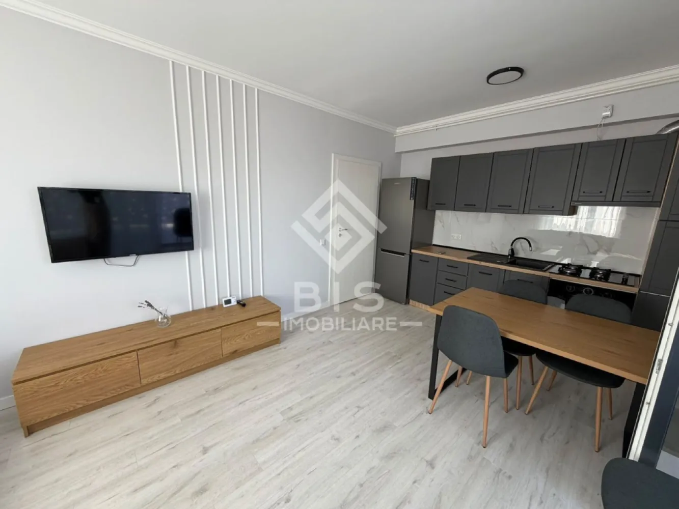 Apartament de închiriat 2 camere - Panoramic Residence - 1 dormitor 
Living cu bucătărie open-space 
Baie 
Terasă de 12 mp

Apartamentul este amenajat cu finisaje premium, complet mobilat și utilat, inclusiv mașină de spălat rufe și toate electrocasnicele necesare. Tot ce trebuie să faci este să îți aduci bagajele! 

📞 Contactează-ne pentru mai multe informații și programează o vizionare!