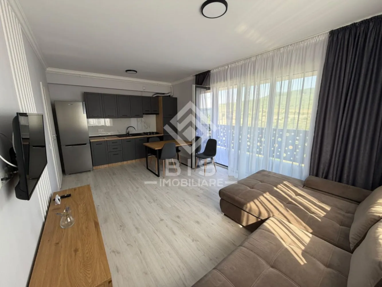 Apartament de închiriat 2 camere - Panoramic Residence - 1 dormitor 
Living cu bucătărie open-space 
Baie 
Terasă de 12 mp

Apartamentul este amenajat cu finisaje premium, complet mobilat și utilat, inclusiv mașină de spălat rufe și toate electrocasnicele necesare. Tot ce trebuie să faci este să îți aduci bagajele! 

📞 Contactează-ne pentru mai multe informații și programează o vizionare!