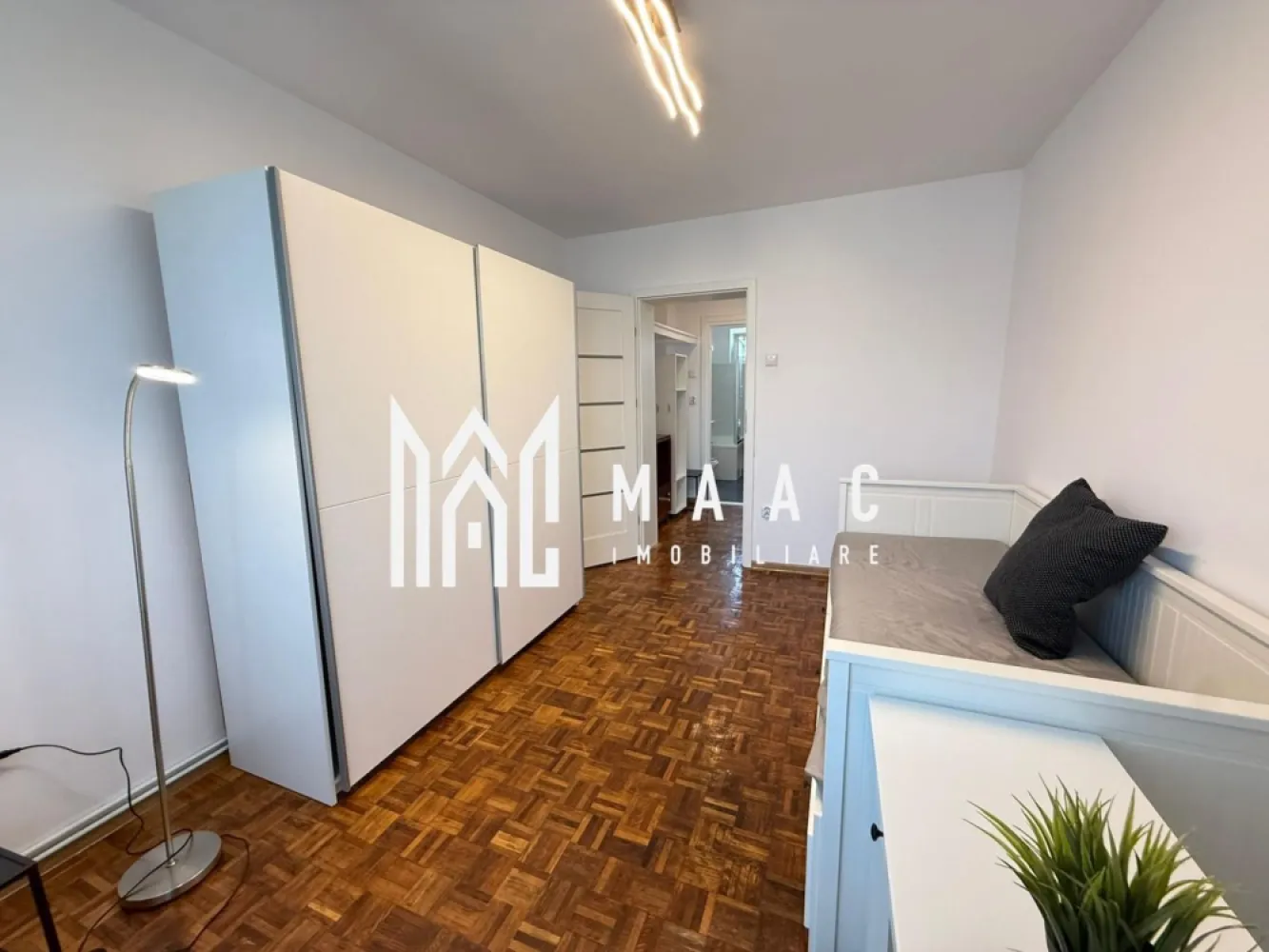 Apartament 2 camere | Renovat | Balcon | PETFRIENDLY | M. Viteazu - MAAC Imobiliare ofera spre inchiriere apartament de 2 camere, nou renovat, complet mobilat si utilat, in zona Mihai Viteazu/Cedonia.

*PETFRIENDLY.

Locuinta este alcatuita din hol, living cu canapea extensibila si Smart TV, dormitor cu saltea noua (pat extensibil), bucatarie inchisa cu toate facilitatile (frigider nou), baie spatioasa si moderna cu geam (masina de spalat rufe noua), balcon si 2 debarale. Este situata la etajul 4.

Loc de parcare se gaseste cu usurinta in fata blocului bloc, in siguranta. 

Amplasamentul blocului este unul avantajos, fiind la 15 minute de mers pe jos de centru/ Mall si aproape de magazine/ farmacii. Vecinatatea este una foarte linistita.

Disponibilitate de la 1 Iulie. 

Pentru mai multe detalii precizati telefonic ca ati vazut anuntul cu ID: CP3038313