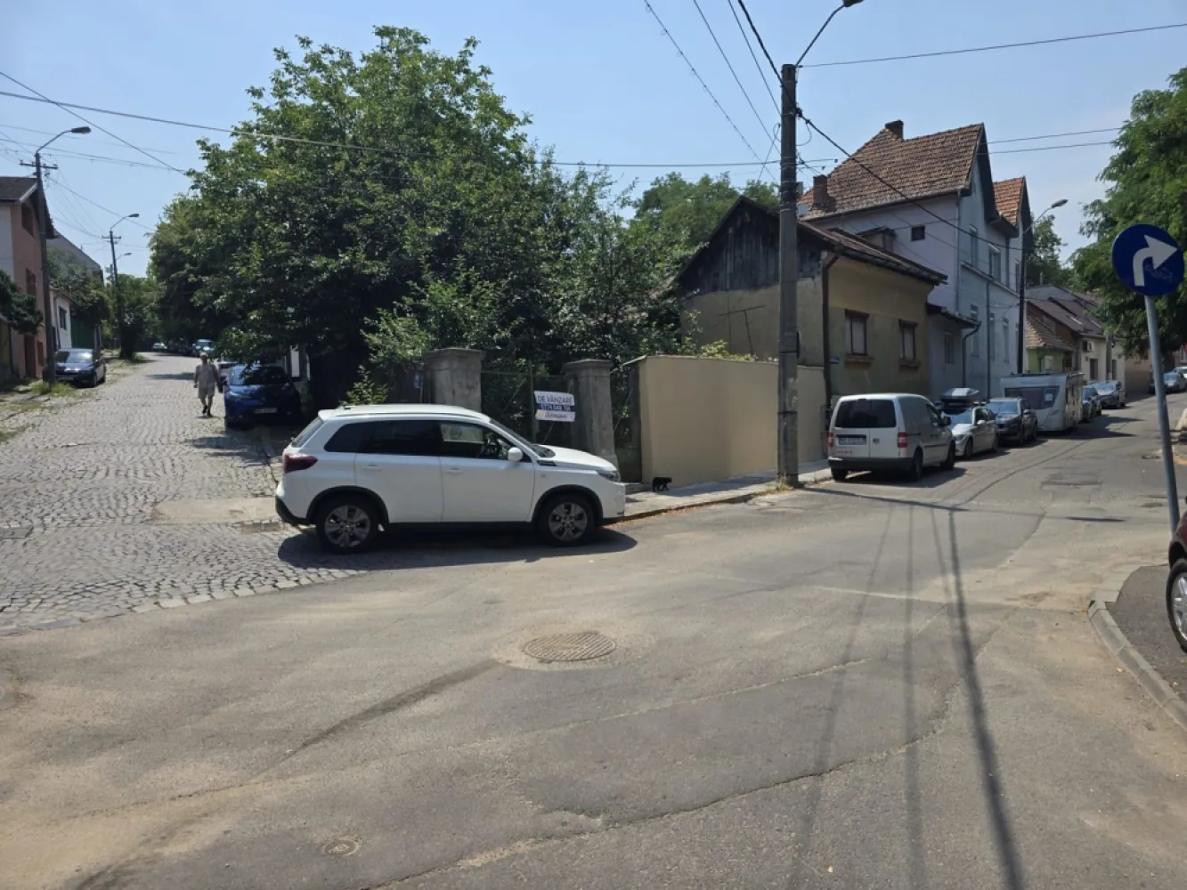 Casa 3 camere, 85mp,240 mp teren,str.Avram Iancu,0% comision - Contact 0774048706 Bogdan
De vânzare casă cu deschidere la 2 strazi Avram Iancu 15 m si Bujorului 17 m, singur în curte, 3 camere situată în Targu Mures suprafața utilă de 85 mp amplasată pe un teren cu suprafața de 240 mp, 
Compartimentare:
- 1 living, 1 bucătărie, 1 bai, 2dormitoare, 1 baie, 1 debara,1 magazie, 1 terasă, 1 pivnită
Detalii:
- pivniță, pod mansardabil, 
- anul construcției 1960

Utilitați:
- curent, apă, gaz, canalizare

Casa se vinde la prețul de 195.000 Euro negociabil. Comision ZERO!
Contact 0774048706 Bogdan
Daca vă place această ofertă sau pentru alte informații sunați la numărul de contact din anunț! 
Compania Zap Imobiliare vă pune la dispoziție toate actele și documentele necesare alături de asistență și consiliere permanentă până la finalizarea achiziției imobiliare. 
Ne dorim să îți oferim cea mai plăcută experiență, îndeplinim vise cu pereți!