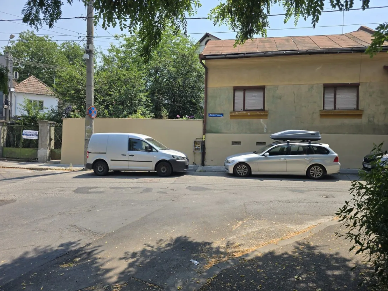 Casa 3 camere, 85mp,240 mp teren,str.Avram Iancu,0% comision - Contact 0774048706 Bogdan
De vânzare casă cu deschidere la 2 strazi Avram Iancu 15 m si Bujorului 17 m, singur în curte, 3 camere situată în Targu Mures suprafața utilă de 85 mp amplasată pe un teren cu suprafața de 240 mp, 
Compartimentare:
- 1 living, 1 bucătărie, 1 bai, 2dormitoare, 1 baie, 1 debara,1 magazie, 1 terasă, 1 pivnită
Detalii:
- pivniță, pod mansardabil, 
- anul construcției 1960

Utilitați:
- curent, apă, gaz, canalizare

Casa se vinde la prețul de 195.000 Euro negociabil. Comision ZERO!
Contact 0774048706 Bogdan
Daca vă place această ofertă sau pentru alte informații sunați la numărul de contact din anunț! 
Compania Zap Imobiliare vă pune la dispoziție toate actele și documentele necesare alături de asistență și consiliere permanentă până la finalizarea achiziției imobiliare. 
Ne dorim să îți oferim cea mai plăcută experiență, îndeplinim vise cu pereți!