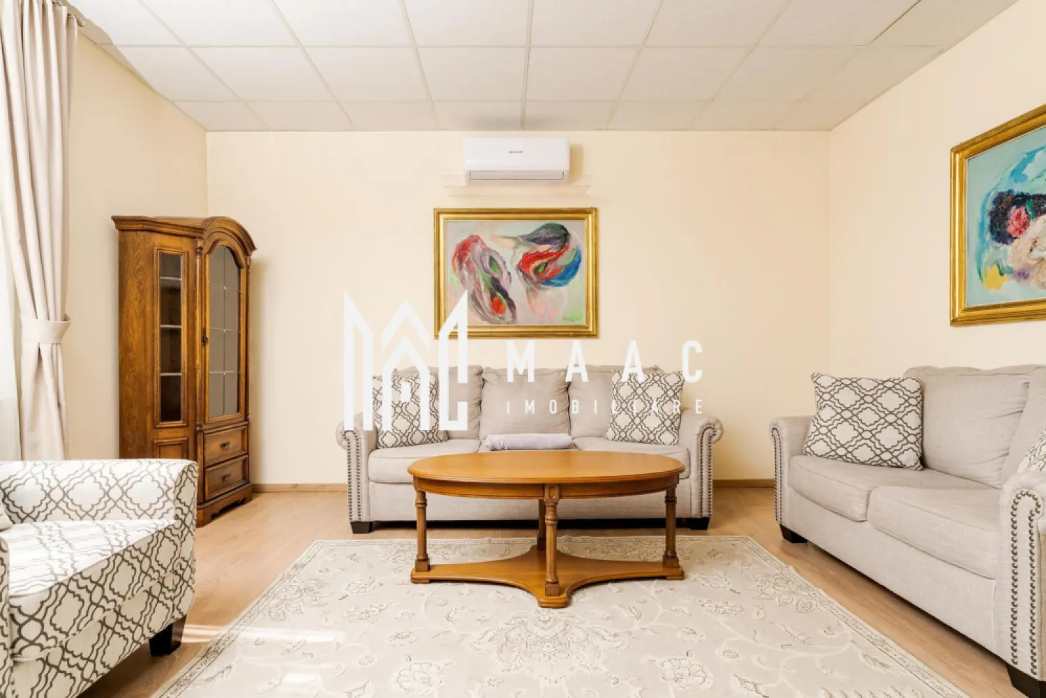 Casă 5 camere | Bul.Vasile Milea , Sibiu | 200 mp, curte - Casă individuală de închiriat în Hipodrom 1, Sibiu, cu 5 camere, aproximativ 200 mp utili și curte privată, potrivită pentru locuire confortabilă cu spațiu exterior.

Detalii proprietate:
• Casă individuală
• Suprafață utilă: aproximativ 200 mp
• Teren: 400 mp
• Curte privată: aproximativ 250 mp
• Stare interior: finisat clasic
• Se închiriază complet mobilată și utilată

Proprietatea este situată în zona Hipodrom din Sibiu, cu acces rapid către centrul orașului. În apropiere se află școli, grădinițe, supermarketuri și mijloace de transport, iar amplasarea oferă un cadru rezidențial liniștit.

Pentru detalii suplimentare și programarea unei vizionări, contactați echipa MAAC Imobiliare. Cod anunț CP3191682.