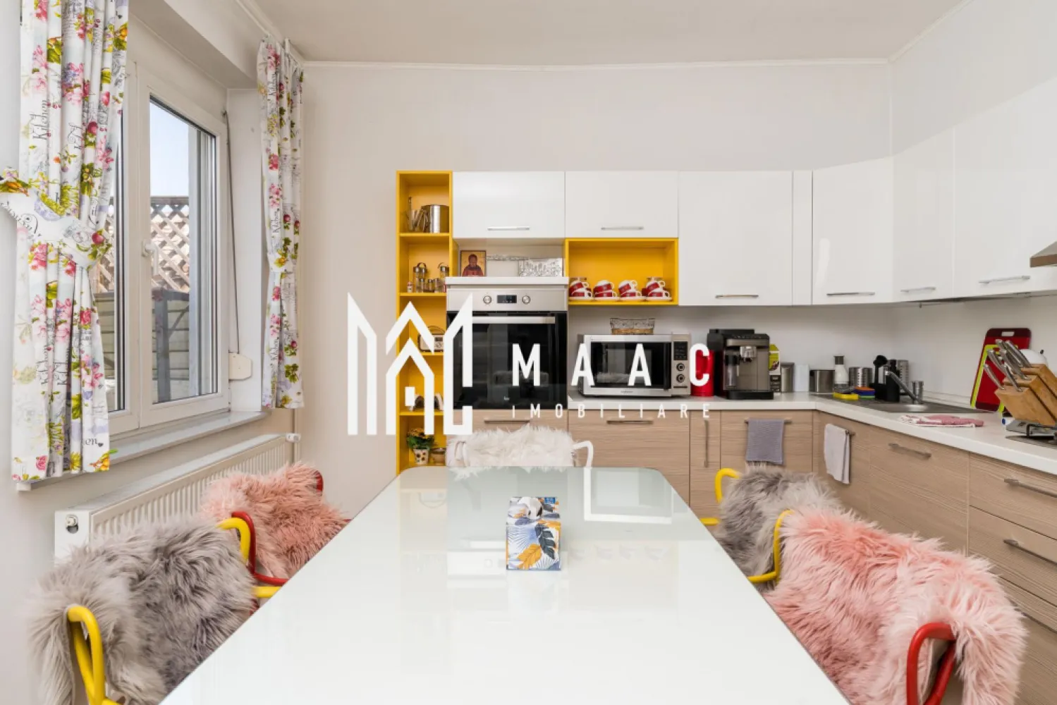 Casă 5 camere | Bul.Vasile Milea , Sibiu | 200 mp, curte - Casă individuală de închiriat în Hipodrom 1, Sibiu, cu 5 camere, aproximativ 200 mp utili și curte privată, potrivită pentru locuire confortabilă cu spațiu exterior.

Detalii proprietate:
• Casă individuală
• Suprafață utilă: aproximativ 200 mp
• Teren: 400 mp
• Curte privată: aproximativ 250 mp
• Stare interior: finisat clasic
• Se închiriază complet mobilată și utilată

Proprietatea este situată în zona Hipodrom din Sibiu, cu acces rapid către centrul orașului. În apropiere se află școli, grădinițe, supermarketuri și mijloace de transport, iar amplasarea oferă un cadru rezidențial liniștit.

Pentru detalii suplimentare și programarea unei vizionări, contactați echipa MAAC Imobiliare. Cod anunț CP3191682.