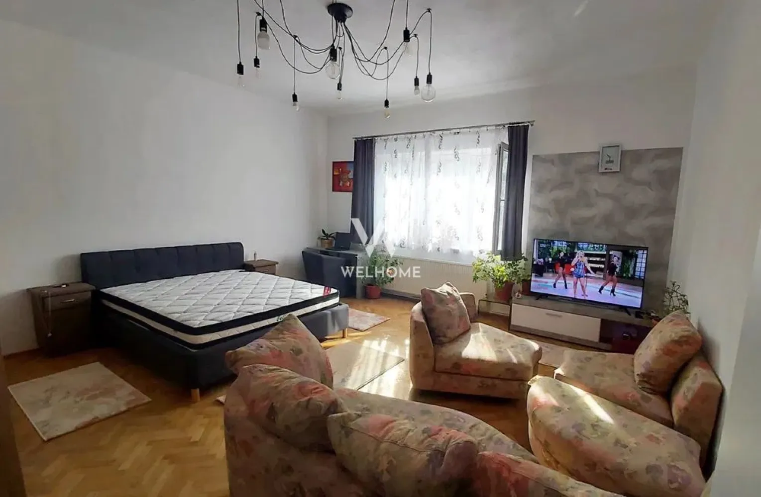 Garsoniera decomandata Bd. Victoriei, laga Parcul Sub Arini - Garsoniera cu bucatarie separata - Bd Victoriei, Sibiu - Suprafata utila: 42mp - Garsoniera se afla la etajul 1. - Locuinta este mobilata si utilata, fiind alcatuita dintr-un dormitor, hol de distributie comun, bucatarie separata si baie. - Situata intr-o zona linistita, in apropiere de parcul Sub Arini. Acces facil la magazine, scoli, mijloace de transport etc. - Acces auto cu parcare proprie. - Nu se accepta animale de companie. - Perioada minima de inchiriere 12 luni. Disponibila IMEDIAT. Chirie lunara: 350 Euro + se percepe garantie Comision client: 50% din prima chirie Contact: +40747.639.802 }}