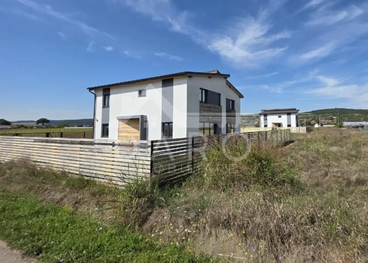 Duplex modern de 90 mp utili, de vânzare în Sântana de Mureș - 🏡 DARO Imobiliare vă propune spre vânzare o casă modernă tip duplex în Sântana de Mureș, Strada Sportivilor nr. 11-13! 📍 Localizată într-o zonă liniștită și foarte căutată, la doar câteva minute de Târgu Mureș, această proprietate reprezintă alegerea ideală pentru o familie modernă care dorește confort, spațiu și acces rapid către oraș. 🔑 Detalii proprietate: Suprafață utilă: 90 mp Suprafață teren: 250 mp Terasă generoasă: 50 mp Parcare și grădină proprie 🏠 Compartimentare: Parter: living spațios, hol, baie, debara, bucătărie open-space în stil american Etaj: 3 dormitoare, hol și 1 baie ⚒️ Construcție și dotări: Casă din cărămidă termoeficientă + beton armat Izolație termică și hidroizolație de calitate Instalații electrice și de încălzire moderne Se predă semifinisată (glet + instalație încălzire) Posibilitate de finisare completă la 250 €/mp + TVA 💰 Preț: 120.000 € (TVA inclus) Această casă îmbină perfect liniștea naturii cu proximitatea față de oraș – locul ideal pentru a crea un cămin modern și confortabil. 🌿✨ 📞 Pentru mai multe informații și vizionări, contactați echipa Daro Imobiliare la numărul: 0759765512 }}