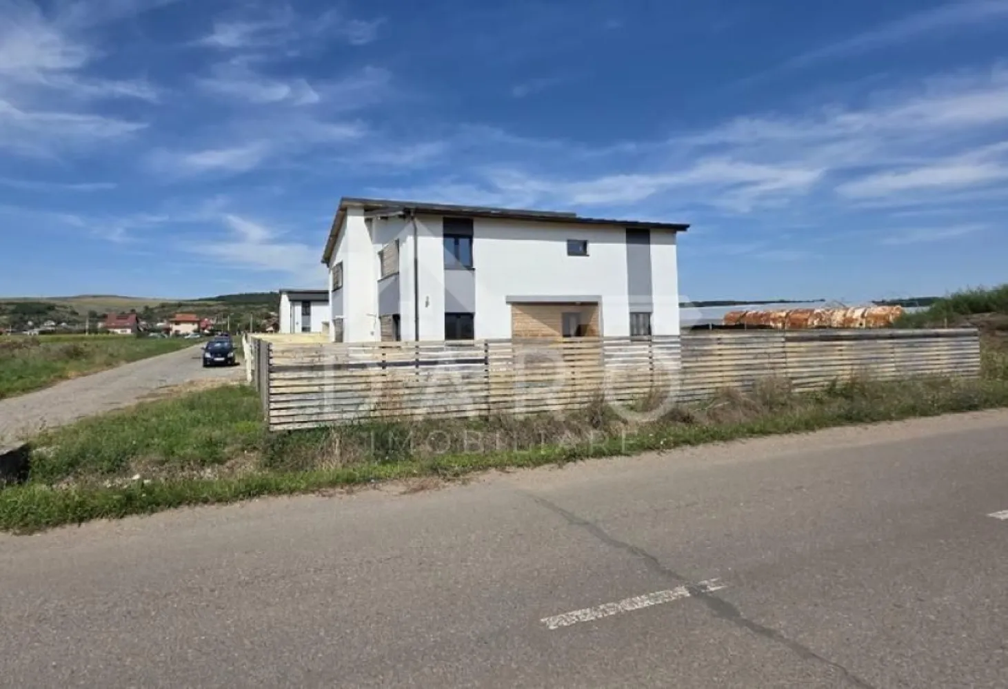 Duplex modern de 90 mp utili, de vânzare în Sântana de Mureș - 🏡 DARO Imobiliare vă propune spre vânzare o casă modernă tip duplex în Sântana de Mureș, Strada Sportivilor nr. 11-13! 📍 Localizată într-o zonă liniștită și foarte căutată, la doar câteva minute de Târgu Mureș, această proprietate reprezintă alegerea ideală pentru o familie modernă care dorește confort, spațiu și acces rapid către oraș. 🔑 Detalii proprietate: Suprafață utilă: 90 mp Suprafață teren: 250 mp Terasă generoasă: 50 mp Parcare și grădină proprie 🏠 Compartimentare: Parter: living spațios, hol, baie, debara, bucătărie open-space în stil american Etaj: 3 dormitoare, hol și 1 baie ⚒️ Construcție și dotări: Casă din cărămidă termoeficientă + beton armat Izolație termică și hidroizolație de calitate Instalații electrice și de încălzire moderne Se predă semifinisată (glet + instalație încălzire) Posibilitate de finisare completă la 250 €/mp + TVA 💰 Preț: 120.000 € (TVA inclus) Această casă îmbină perfect liniștea naturii cu proximitatea față de oraș – locul ideal pentru a crea un cămin modern și confortabil. 🌿✨ 📞 Pentru mai multe informații și vizionări, contactați echipa Daro Imobiliare la numărul: 0759765512 }}