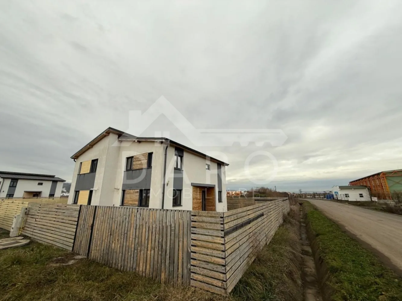 Duplex modern de 90 mp utili, de vânzare în Sântana de Mureș - 🏡 DARO Imobiliare vă propune spre vânzare o casă modernă tip duplex în Sântana de Mureș, Strada Sportivilor nr. 11-13! 📍 Localizată într-o zonă liniștită și foarte căutată, la doar câteva minute de Târgu Mureș, această proprietate reprezintă alegerea ideală pentru o familie modernă care dorește confort, spațiu și acces rapid către oraș. 🔑 Detalii proprietate: Suprafață utilă: 90 mp Suprafață teren: 250 mp Terasă generoasă: 50 mp Parcare și grădină proprie 🏠 Compartimentare: Parter: living spațios, hol, baie, debara, bucătărie open-space în stil american Etaj: 3 dormitoare, hol și 1 baie ⚒️ Construcție și dotări: Casă din cărămidă termoeficientă + beton armat Izolație termică și hidroizolație de calitate Instalații electrice și de încălzire moderne Se predă semifinisată (glet + instalație încălzire) Posibilitate de finisare completă la 250 €/mp + TVA 💰 Preț: 120.000 € (TVA inclus) Această casă îmbină perfect liniștea naturii cu proximitatea față de oraș – locul ideal pentru a crea un cămin modern și confortabil. 🌿✨ 📞 Pentru mai multe informații și vizionări, contactați echipa Daro Imobiliare la numărul: 0759765512 }}