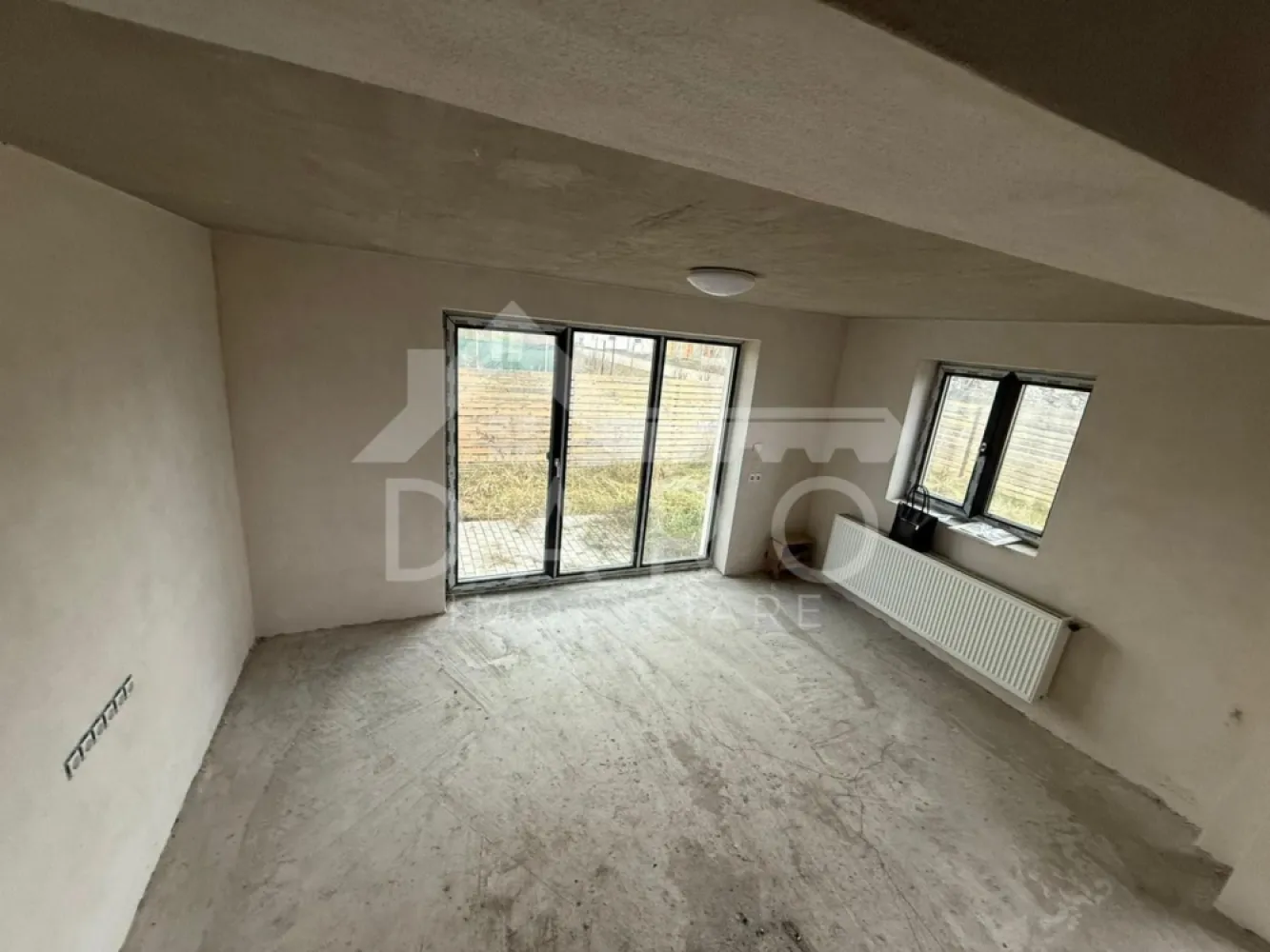 Duplex modern de 90 mp utili, de vânzare în Sântana de Mureș - 🏡 DARO Imobiliare vă propune spre vânzare o casă modernă tip duplex în Sântana de Mureș, Strada Sportivilor nr. 11-13! 📍 Localizată într-o zonă liniștită și foarte căutată, la doar câteva minute de Târgu Mureș, această proprietate reprezintă alegerea ideală pentru o familie modernă care dorește confort, spațiu și acces rapid către oraș. 🔑 Detalii proprietate: Suprafață utilă: 90 mp Suprafață teren: 250 mp Terasă generoasă: 50 mp Parcare și grădină proprie 🏠 Compartimentare: Parter: living spațios, hol, baie, debara, bucătărie open-space în stil american Etaj: 3 dormitoare, hol și 1 baie ⚒️ Construcție și dotări: Casă din cărămidă termoeficientă + beton armat Izolație termică și hidroizolație de calitate Instalații electrice și de încălzire moderne Se predă semifinisată (glet + instalație încălzire) Posibilitate de finisare completă la 250 €/mp + TVA 💰 Preț: 120.000 € (TVA inclus) Această casă îmbină perfect liniștea naturii cu proximitatea față de oraș – locul ideal pentru a crea un cămin modern și confortabil. 🌿✨ 📞 Pentru mai multe informații și vizionări, contactați echipa Daro Imobiliare la numărul: 0759765512 }}