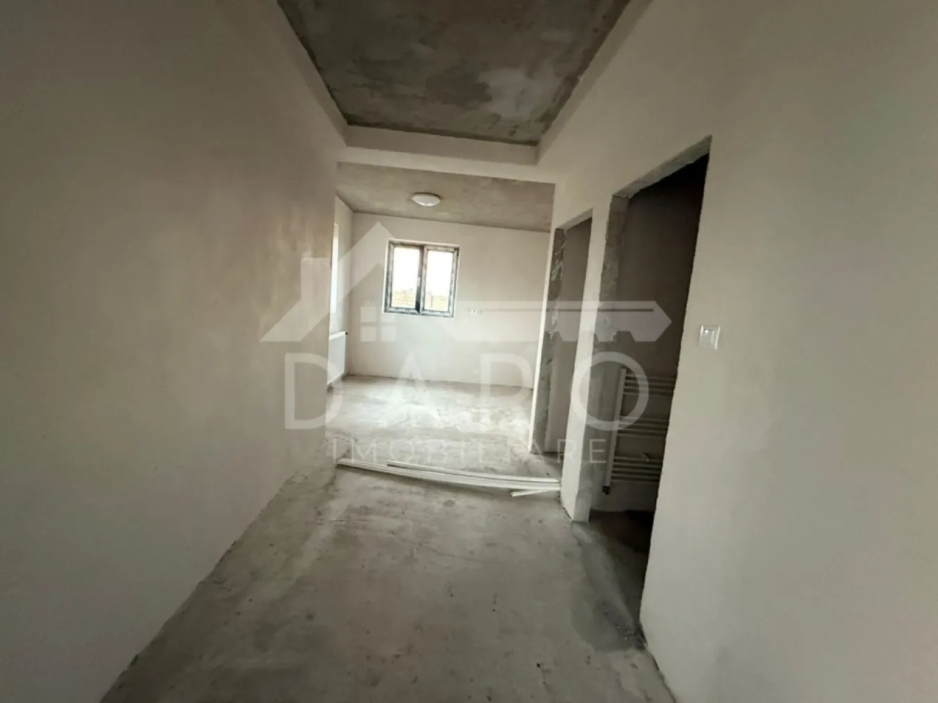 Duplex modern de 90 mp utili, de vânzare în Sântana de Mureș - 🏡 DARO Imobiliare vă propune spre vânzare o casă modernă tip duplex în Sântana de Mureș, Strada Sportivilor nr. 11-13! 📍 Localizată într-o zonă liniștită și foarte căutată, la doar câteva minute de Târgu Mureș, această proprietate reprezintă alegerea ideală pentru o familie modernă care dorește confort, spațiu și acces rapid către oraș. 🔑 Detalii proprietate: Suprafață utilă: 90 mp Suprafață teren: 250 mp Terasă generoasă: 50 mp Parcare și grădină proprie 🏠 Compartimentare: Parter: living spațios, hol, baie, debara, bucătărie open-space în stil american Etaj: 3 dormitoare, hol și 1 baie ⚒️ Construcție și dotări: Casă din cărămidă termoeficientă + beton armat Izolație termică și hidroizolație de calitate Instalații electrice și de încălzire moderne Se predă semifinisată (glet + instalație încălzire) Posibilitate de finisare completă la 250 €/mp + TVA 💰 Preț: 120.000 € (TVA inclus) Această casă îmbină perfect liniștea naturii cu proximitatea față de oraș – locul ideal pentru a crea un cămin modern și confortabil. 🌿✨ 📞 Pentru mai multe informații și vizionări, contactați echipa Daro Imobiliare la numărul: 0759765512 }}