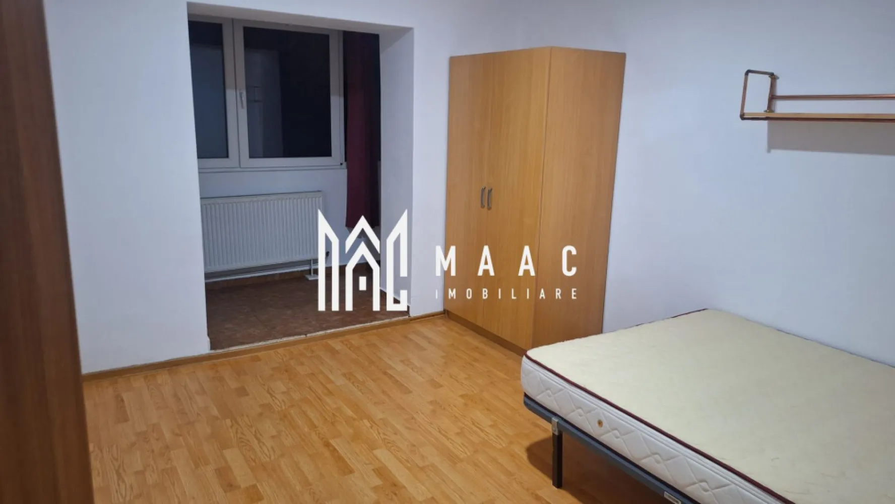 Cameră de închiriat | Etajul 2 | Valea Aurie - MAAC Imobiliare vă propune spre închiriere o cameră dintr-un apartament de 2 camere decomandat amplasat în zona Valea Aurie. Camera dispune de un pat și un spațiu pentru depozitarea hainelor. Bucătăria, grupul sanitar și holul de acces sunt spații comune. Se închiriază pe o perioadă de minim 12 luni. Se percepe o chirie în avans și o garanție în cuantumul unei chirii lunare. Pentru mai multe detalii, vă rugăm să specificați ID:CP2852491 }}