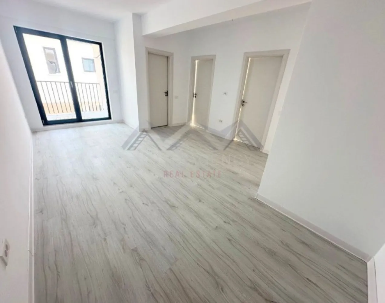 Apartament 2 camere | bucătărie închisă | Otopeni central - Vă propunem, spre vânzare, un apartament modern de 2 camere, situat într-un imobil nou (D+P+3) aflat chiar în centrul orașului Otopeni, la maxim 15 minute de mers pe jos de DN1 și viitoarea stație de metrou. Este alegerea ideală dacă îți dorești un cămin confortabil, eficient energetic și cu acces rapid la toate punctele de interes sau dacă vrei o investiție sigură pentru închiriere pe termen lung ori regim hotelier (Airbnb, Booking). Apartamentul este amplasat într-o zonă centrală, dar liniștită, la doar câteva minute de mers pe jos toate facilitățile de care ai nevoie: restaurante, supermarketuri, bănci, piață, farmacii, transport public etc. Accesul către DN1, Aeroportul Henri Coandă, Centură și viitoarea stație de metrou se face rapid și ușor, ceea ce transformă această locație într-una extrem de practică atât pentru locuit, cât și pentru investiție. În plus, zona se bucură de infrastructură modernizată și de un cadru rezidențial plăcut, cu vecinătăți selecte. Imobilul se remarcă printr-o compartimentare practică și bine gândită, care asigură confort și funcționalitate în fiecare încăpere. Livingul este luminos și aerisit, cu acces direct spre balcon, ceea ce adaugă un plus de spațiu și luminozitate. Bucătăria este închisă, oferind intimitate și un spațiu separat pentru gătit, și, precum dormitorul, beneficiază de acces spre o terasă generoasă de 7.71 mp – un loc ideal pentru relaxare sau momente petrecute în aer liber. Baia este complet utilată și finisată cu obiecte sanitare moderne. Confortul termic este asigurat de centrală proprie și de sistemul de încălzire prin pardoseală, care oferă un climat uniform și economic în întreaga locuință. Toate utilitățile sunt contorizate individual (apă, gaze, electricitate) și racordate la rețele publice de canalizare și infrastructură. Prețul afișat este final, include TVA și un loc de parcare. Programează acum o vizionare cu echipa de vânzări! }}