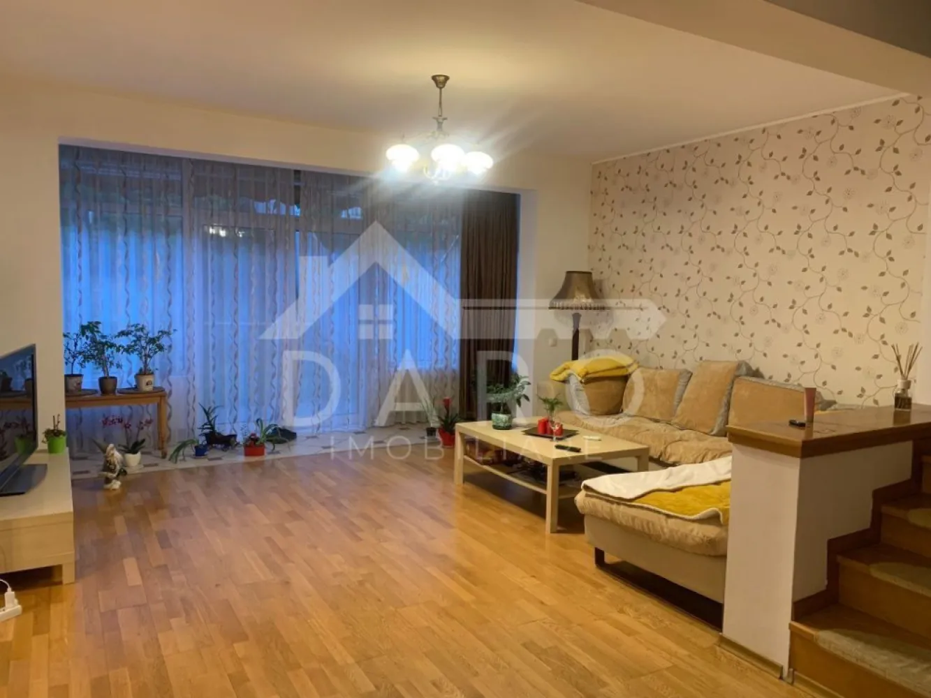 Se inchiriaza casa 3 dormitoare, living, dining, garaj Str Muntenia - Se inchriaza casa Duplex, 3 dormitoare, 3 bai, living mare, dining, garaj, in cartierul Tudor, pe str Muntenia, foarte aproape de Școala, E-on, magazine. Compartimentare: - Demisol 80 mp: * Spațiu CT * camara * Hobbyroom * Garaj - Parter 80 mp: * Bucatarie mare cu cuptor, plita pe gaz, masina de spalat vase, frigider, etc. * Living generos * Dining room * Baie cu cabina de dus * ieșire in curte, foisor, grill - Etaj: * Master Bedroom, pat 180 cm, cu baie proprie cu cabina de dus * Dormitor cu pat dublu 160 cm * Dormitor cu pat de o persoana * Baie cu cada de dus, bideu * Mansarda izolata, velux, parchet - Spațiu de depozitare * Curte 100 mp, cu foisor, grill Mobilata cu bun gust, utilata cu tot ce este nevoie, foarte Cosy. Centrala pe gaz, boiler. Disponibila dupa 15 noiembrie }}