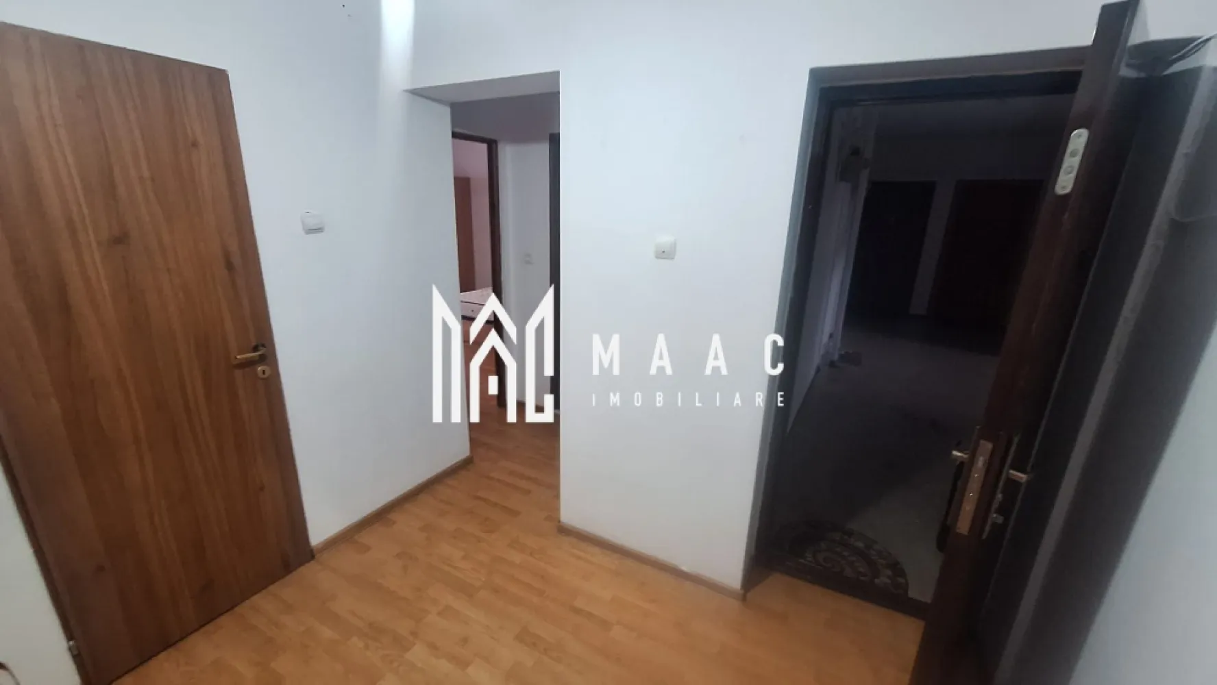 Cameră de închiriat | Etajul 2 | Valea Aurie - MAAC Imobiliare vă propune spre închiriere o cameră dintr-un apartament de 2 camere decomandat amplasat în zona Valea Aurie. Camera dispune de un pat și un spațiu pentru depozitarea hainelor. Bucătăria, grupul sanitar și holul de acces sunt spații comune. Se închiriază pe o perioadă de minim 12 luni. Se percepe o chirie în avans și o garanție în cuantumul unei chirii lunare. Pentru mai multe detalii, vă rugăm să specificați ID:CP2852491 }}