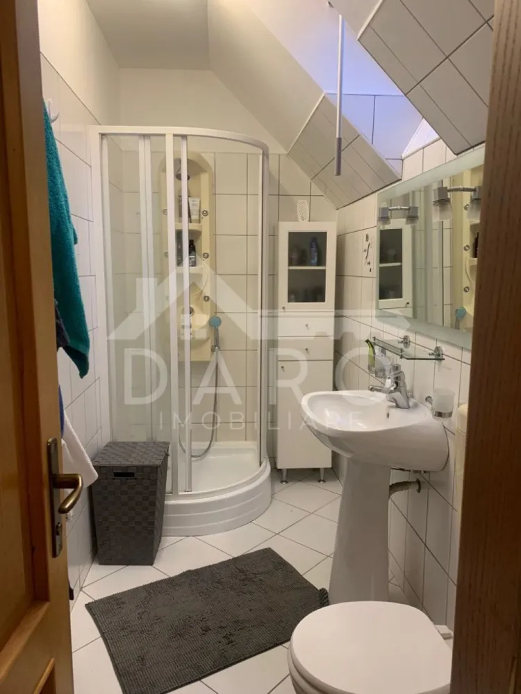 Se inchiriaza casa 3 dormitoare, living, dining, garaj Str Muntenia - Se inchriaza casa Duplex, 3 dormitoare, 3 bai, living mare, dining, garaj, in cartierul Tudor, pe str Muntenia, foarte aproape de Școala, E-on, magazine. Compartimentare: - Demisol 80 mp: * Spațiu CT * camara * Hobbyroom * Garaj - Parter 80 mp: * Bucatarie mare cu cuptor, plita pe gaz, masina de spalat vase, frigider, etc. * Living generos * Dining room * Baie cu cabina de dus * ieșire in curte, foisor, grill - Etaj: * Master Bedroom, pat 180 cm, cu baie proprie cu cabina de dus * Dormitor cu pat dublu 160 cm * Dormitor cu pat de o persoana * Baie cu cada de dus, bideu * Mansarda izolata, velux, parchet - Spațiu de depozitare * Curte 100 mp, cu foisor, grill Mobilata cu bun gust, utilata cu tot ce este nevoie, foarte Cosy. Centrala pe gaz, boiler. Disponibila dupa 15 noiembrie }}