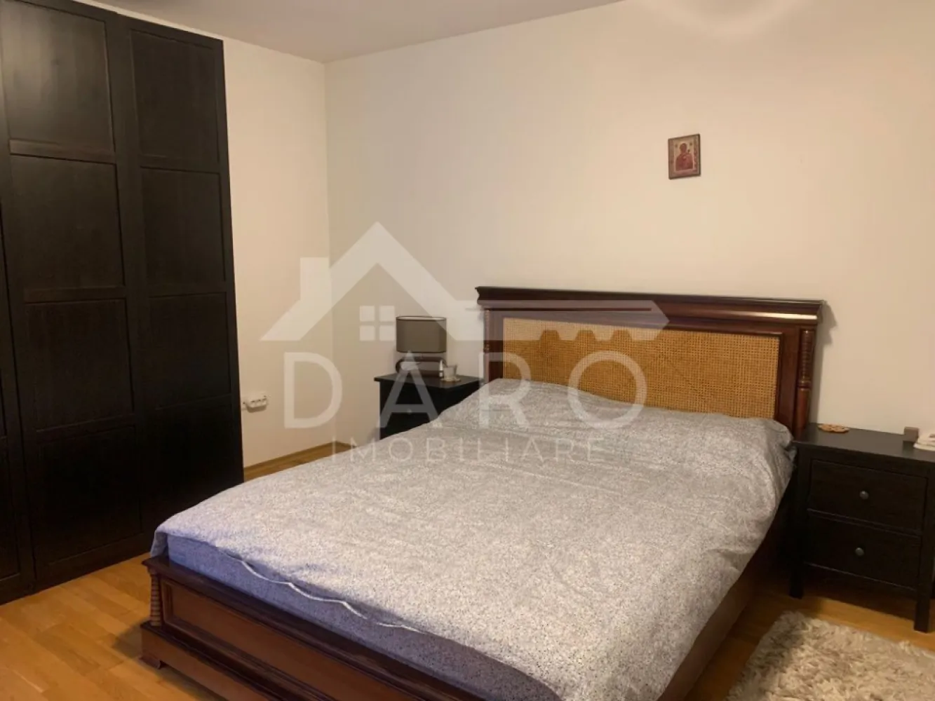 Se inchiriaza casa 3 dormitoare, living, dining, garaj Str Muntenia - Se inchriaza casa Duplex, 3 dormitoare, 3 bai, living mare, dining, garaj, in cartierul Tudor, pe str Muntenia, foarte aproape de Școala, E-on, magazine. Compartimentare: - Demisol 80 mp: * Spațiu CT * camara * Hobbyroom * Garaj - Parter 80 mp: * Bucatarie mare cu cuptor, plita pe gaz, masina de spalat vase, frigider, etc. * Living generos * Dining room * Baie cu cabina de dus * ieșire in curte, foisor, grill - Etaj: * Master Bedroom, pat 180 cm, cu baie proprie cu cabina de dus * Dormitor cu pat dublu 160 cm * Dormitor cu pat de o persoana * Baie cu cada de dus, bideu * Mansarda izolata, velux, parchet - Spațiu de depozitare * Curte 100 mp, cu foisor, grill Mobilata cu bun gust, utilata cu tot ce este nevoie, foarte Cosy. Centrala pe gaz, boiler. Disponibila dupa 15 noiembrie }}