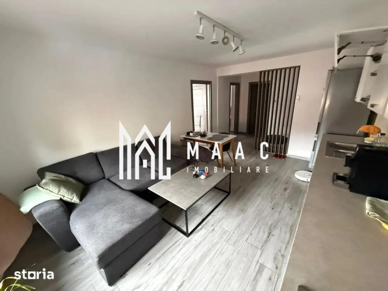 Apartament 3 camere | Ostroveni | 78 mp | - MAAC Imobiliare vă propune spre vânzare un apartament premium cu 3 camere, situat într-un imobil boutique exclusivist, finalizat în anul 2021, amplasat pe o stradă liniștită din imediata apropiere a Bulevardului Dem Rădulescu, una dintre cele mai apreciate zone rezidențiale din Râmnicu Vâlcea.

Imobilul este compus din doar 5 apartamente, oferind un nivel ridicat de confort, intimitate și liniște, fiind alegerea ideală pentru cei care își doresc un stil de viață modern.

Caracteristici principale:
Apartament cu 3 camere
Imobil boutique cu doar 5 apartamente
Construcție finalizată în 2021
Compartimentare eficientă și spații generoase
Living open-space cu bucătărie complet mobilată și utilată
2 dormitoare
Baie modernă
Dressing separat
Balcon generos de 13 mp
Dotări:
Centrală termică proprie pe gaz
Încălzire în pardoseală în întreaga locuință
Finisaje premium
Mobilier de calitate
Electrocasnice incluse
Spații de depozitare optim organizate
Facilități ale imobilului:
Curte privată
Loc de joacă pentru copii
Zonă de relaxare amenajată
Spațiu BBQ cu grătar și chiuvetă exterioară
Masă și bănci pentru petrecerea timpului liber
Avantaje:
Zonă liniștită, ferită de traficul intens al bulevardului
La doar câteva minute de mers pe jos de Anabella Park și Lidl
În apropiere de brutărie, magazine alimentare, stație PECO și alte facilități
Acces rapid către centrul orașului și principalele puncte de interes
Intimitate oferită de numărul redus de apartamente
Confortul unui apartament îmbinat cu avantajele unei case
Opțional:
Terasă exterioară individuală, închisă cu sticlă – 9.000 €
Loc de parcare în curte privată, cu acces securizat prin barieră – 5.000 €

Prin calitatea construcției, finisajele moderne și facilitățile oferite, această proprietate reprezintă o alegere excelentă atât pentru locuire, cât și pentru investiție în vederea închirierii.

Pentru mai multe informații și programarea unei vizionări, echipa MAAC Imobiliare vă stă la dispoziție.3191726