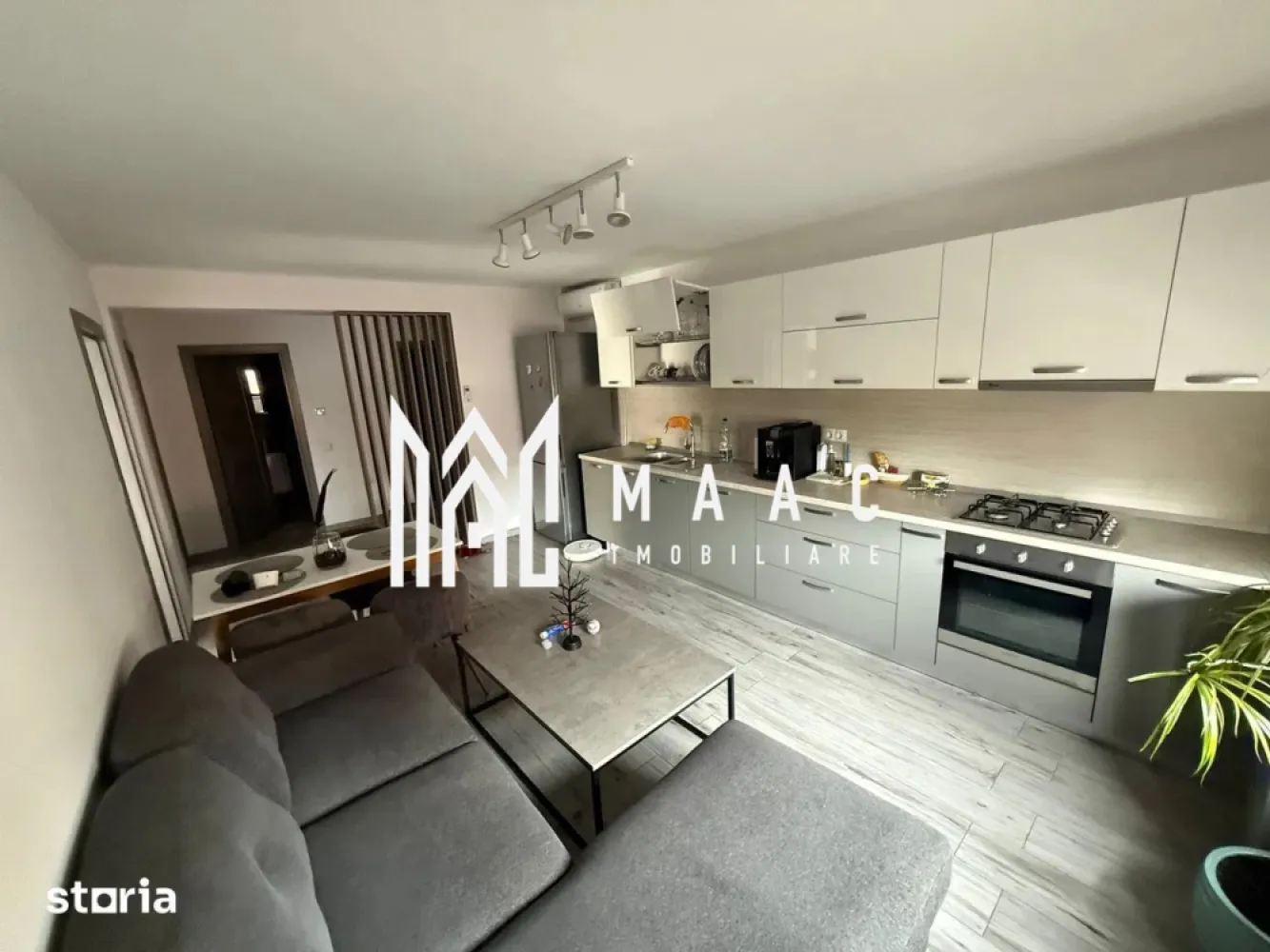 Apartament 3 camere | Ostroveni | 78 mp | - MAAC Imobiliare vă propune spre vânzare un apartament premium cu 3 camere, situat într-un imobil boutique exclusivist, finalizat în anul 2021, amplasat pe o stradă liniștită din imediata apropiere a Bulevardului Dem Rădulescu, una dintre cele mai apreciate zone rezidențiale din Râmnicu Vâlcea.

Imobilul este compus din doar 5 apartamente, oferind un nivel ridicat de confort, intimitate și liniște, fiind alegerea ideală pentru cei care își doresc un stil de viață modern.

Caracteristici principale:
Apartament cu 3 camere
Imobil boutique cu doar 5 apartamente
Construcție finalizată în 2021
Compartimentare eficientă și spații generoase
Living open-space cu bucătărie complet mobilată și utilată
2 dormitoare
Baie modernă
Dressing separat
Balcon generos de 13 mp
Dotări:
Centrală termică proprie pe gaz
Încălzire în pardoseală în întreaga locuință
Finisaje premium
Mobilier de calitate
Electrocasnice incluse
Spații de depozitare optim organizate
Facilități ale imobilului:
Curte privată
Loc de joacă pentru copii
Zonă de relaxare amenajată
Spațiu BBQ cu grătar și chiuvetă exterioară
Masă și bănci pentru petrecerea timpului liber
Avantaje:
Zonă liniștită, ferită de traficul intens al bulevardului
La doar câteva minute de mers pe jos de Anabella Park și Lidl
În apropiere de brutărie, magazine alimentare, stație PECO și alte facilități
Acces rapid către centrul orașului și principalele puncte de interes
Intimitate oferită de numărul redus de apartamente
Confortul unui apartament îmbinat cu avantajele unei case
Opțional:
Terasă exterioară individuală, închisă cu sticlă – 9.000 €
Loc de parcare în curte privată, cu acces securizat prin barieră – 5.000 €

Prin calitatea construcției, finisajele moderne și facilitățile oferite, această proprietate reprezintă o alegere excelentă atât pentru locuire, cât și pentru investiție în vederea închirierii.

Pentru mai multe informații și programarea unei vizionări, echipa MAAC Imobiliare vă stă la dispoziție.3191726
