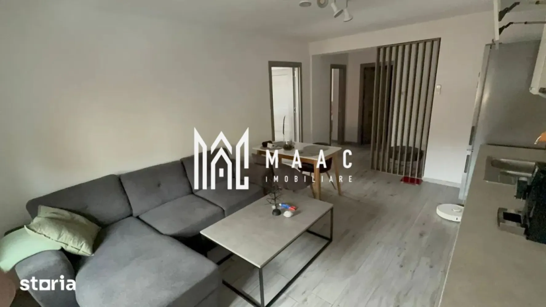 Apartament 3 camere | Ostroveni | 78 mp | - MAAC Imobiliare vă propune spre vânzare un apartament premium cu 3 camere, situat într-un imobil boutique exclusivist, finalizat în anul 2021, amplasat pe o stradă liniștită din imediata apropiere a Bulevardului Dem Rădulescu, una dintre cele mai apreciate zone rezidențiale din Râmnicu Vâlcea.

Imobilul este compus din doar 5 apartamente, oferind un nivel ridicat de confort, intimitate și liniște, fiind alegerea ideală pentru cei care își doresc un stil de viață modern.

Caracteristici principale:
Apartament cu 3 camere
Imobil boutique cu doar 5 apartamente
Construcție finalizată în 2021
Compartimentare eficientă și spații generoase
Living open-space cu bucătărie complet mobilată și utilată
2 dormitoare
Baie modernă
Dressing separat
Balcon generos de 13 mp
Dotări:
Centrală termică proprie pe gaz
Încălzire în pardoseală în întreaga locuință
Finisaje premium
Mobilier de calitate
Electrocasnice incluse
Spații de depozitare optim organizate
Facilități ale imobilului:
Curte privată
Loc de joacă pentru copii
Zonă de relaxare amenajată
Spațiu BBQ cu grătar și chiuvetă exterioară
Masă și bănci pentru petrecerea timpului liber
Avantaje:
Zonă liniștită, ferită de traficul intens al bulevardului
La doar câteva minute de mers pe jos de Anabella Park și Lidl
În apropiere de brutărie, magazine alimentare, stație PECO și alte facilități
Acces rapid către centrul orașului și principalele puncte de interes
Intimitate oferită de numărul redus de apartamente
Confortul unui apartament îmbinat cu avantajele unei case
Opțional:
Terasă exterioară individuală, închisă cu sticlă – 9.000 €
Loc de parcare în curte privată, cu acces securizat prin barieră – 5.000 €

Prin calitatea construcției, finisajele moderne și facilitățile oferite, această proprietate reprezintă o alegere excelentă atât pentru locuire, cât și pentru investiție în vederea închirierii.

Pentru mai multe informații și programarea unei vizionări, echipa MAAC Imobiliare vă stă la dispoziție.3191726