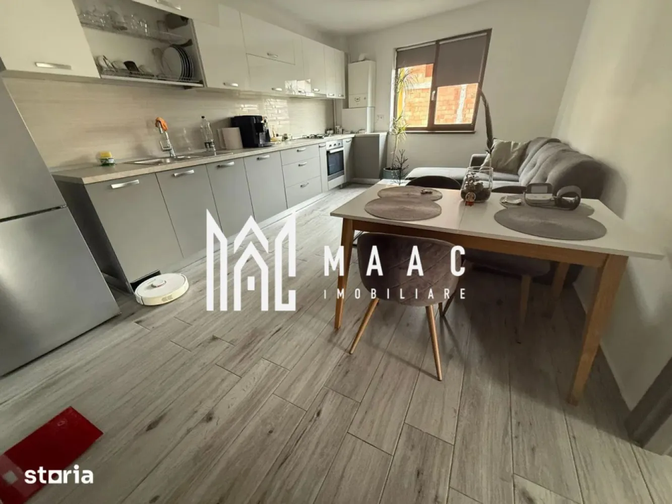 Apartament 3 camere | Ostroveni | 78 mp | - MAAC Imobiliare vă propune spre vânzare un apartament premium cu 3 camere, situat într-un imobil boutique exclusivist, finalizat în anul 2021, amplasat pe o stradă liniștită din imediata apropiere a Bulevardului Dem Rădulescu, una dintre cele mai apreciate zone rezidențiale din Râmnicu Vâlcea.

Imobilul este compus din doar 5 apartamente, oferind un nivel ridicat de confort, intimitate și liniște, fiind alegerea ideală pentru cei care își doresc un stil de viață modern.

Caracteristici principale:
Apartament cu 3 camere
Imobil boutique cu doar 5 apartamente
Construcție finalizată în 2021
Compartimentare eficientă și spații generoase
Living open-space cu bucătărie complet mobilată și utilată
2 dormitoare
Baie modernă
Dressing separat
Balcon generos de 13 mp
Dotări:
Centrală termică proprie pe gaz
Încălzire în pardoseală în întreaga locuință
Finisaje premium
Mobilier de calitate
Electrocasnice incluse
Spații de depozitare optim organizate
Facilități ale imobilului:
Curte privată
Loc de joacă pentru copii
Zonă de relaxare amenajată
Spațiu BBQ cu grătar și chiuvetă exterioară
Masă și bănci pentru petrecerea timpului liber
Avantaje:
Zonă liniștită, ferită de traficul intens al bulevardului
La doar câteva minute de mers pe jos de Anabella Park și Lidl
În apropiere de brutărie, magazine alimentare, stație PECO și alte facilități
Acces rapid către centrul orașului și principalele puncte de interes
Intimitate oferită de numărul redus de apartamente
Confortul unui apartament îmbinat cu avantajele unei case
Opțional:
Terasă exterioară individuală, închisă cu sticlă – 9.000 €
Loc de parcare în curte privată, cu acces securizat prin barieră – 5.000 €

Prin calitatea construcției, finisajele moderne și facilitățile oferite, această proprietate reprezintă o alegere excelentă atât pentru locuire, cât și pentru investiție în vederea închirierii.

Pentru mai multe informații și programarea unei vizionări, echipa MAAC Imobiliare vă stă la dispoziție.3191726