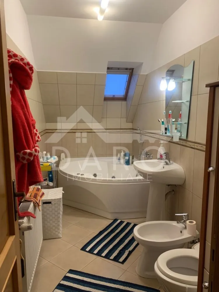 Se inchiriaza casa 3 dormitoare, living, dining, garaj Str Muntenia - Se inchriaza casa Duplex, 3 dormitoare, 3 bai, living mare, dining, garaj, in cartierul Tudor, pe str Muntenia, foarte aproape de Școala, E-on, magazine. Compartimentare: - Demisol 80 mp: * Spațiu CT * camara * Hobbyroom * Garaj - Parter 80 mp: * Bucatarie mare cu cuptor, plita pe gaz, masina de spalat vase, frigider, etc. * Living generos * Dining room * Baie cu cabina de dus * ieșire in curte, foisor, grill - Etaj: * Master Bedroom, pat 180 cm, cu baie proprie cu cabina de dus * Dormitor cu pat dublu 160 cm * Dormitor cu pat de o persoana * Baie cu cada de dus, bideu * Mansarda izolata, velux, parchet - Spațiu de depozitare * Curte 100 mp, cu foisor, grill Mobilata cu bun gust, utilata cu tot ce este nevoie, foarte Cosy. Centrala pe gaz, boiler. Disponibila dupa 15 noiembrie }}